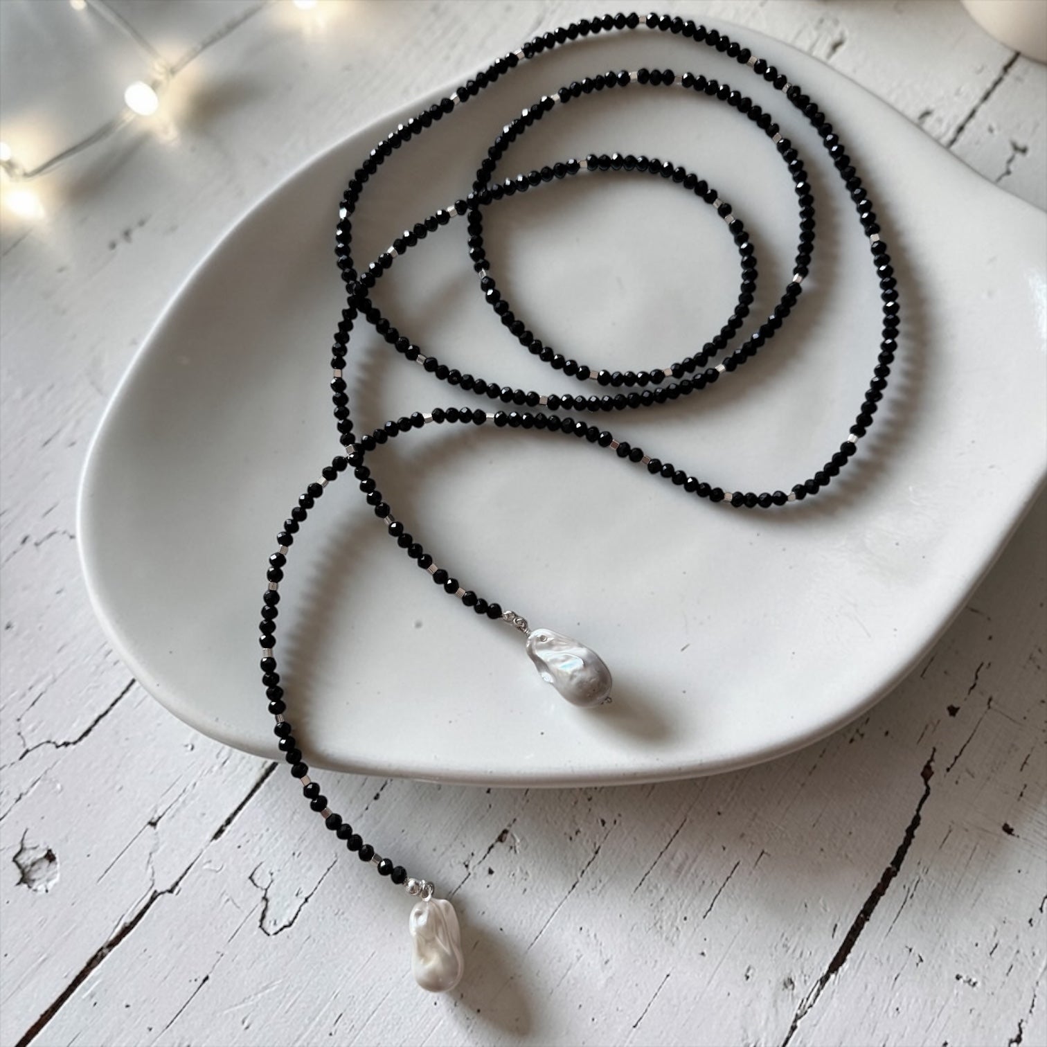 Collar Black Silk ~ Espinela y Perlas Barrocas