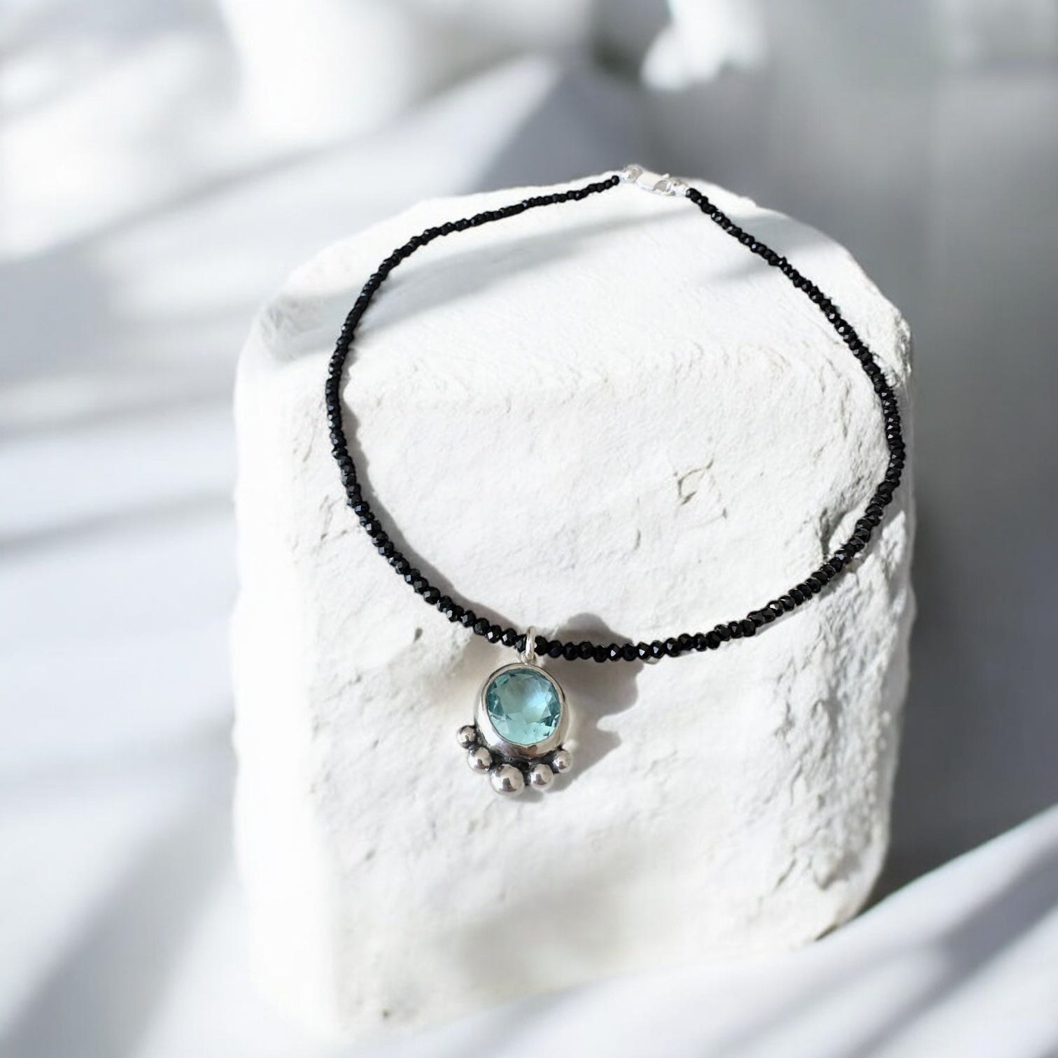 Collar Punto Mágico Luz Marina