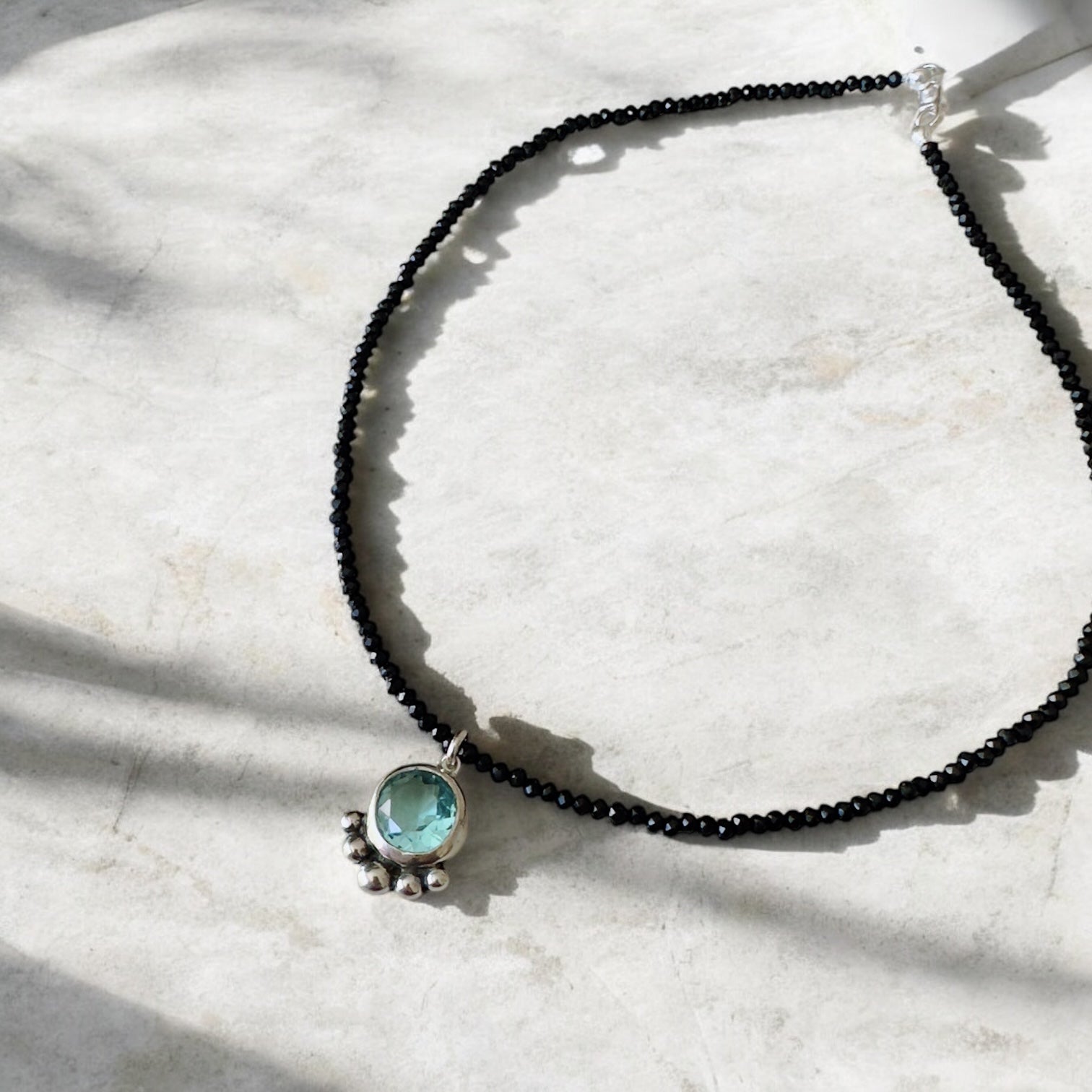 Collar Punto Mágico Luz Marina