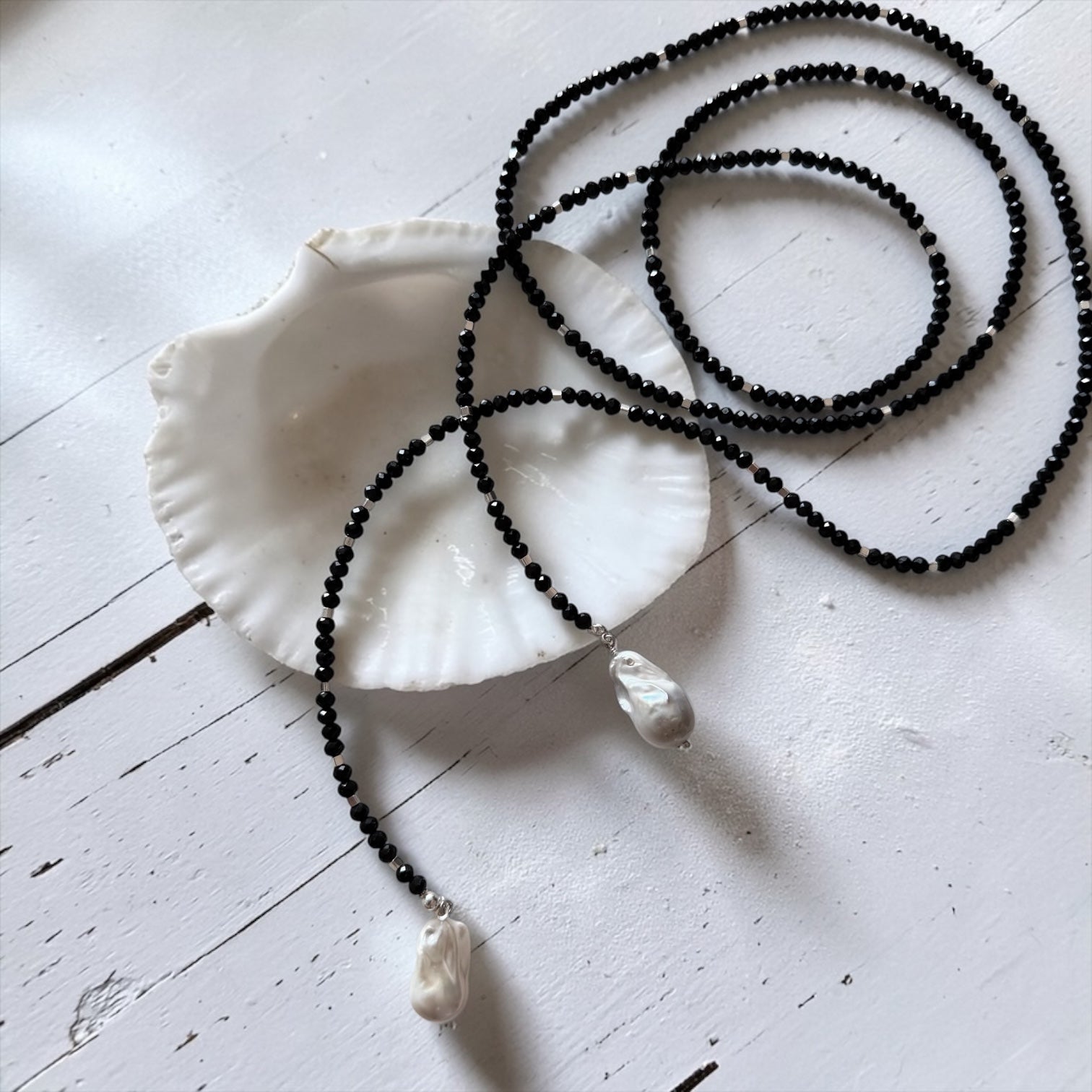 Collar Black Silk ~ Espinela y Perlas Barrocas