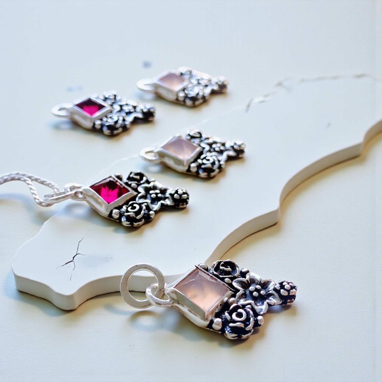 Colgante Prisma Flor Topacio Blanco