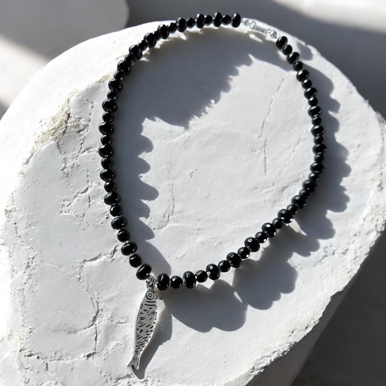 Collar “The Fish Charm & Onix”