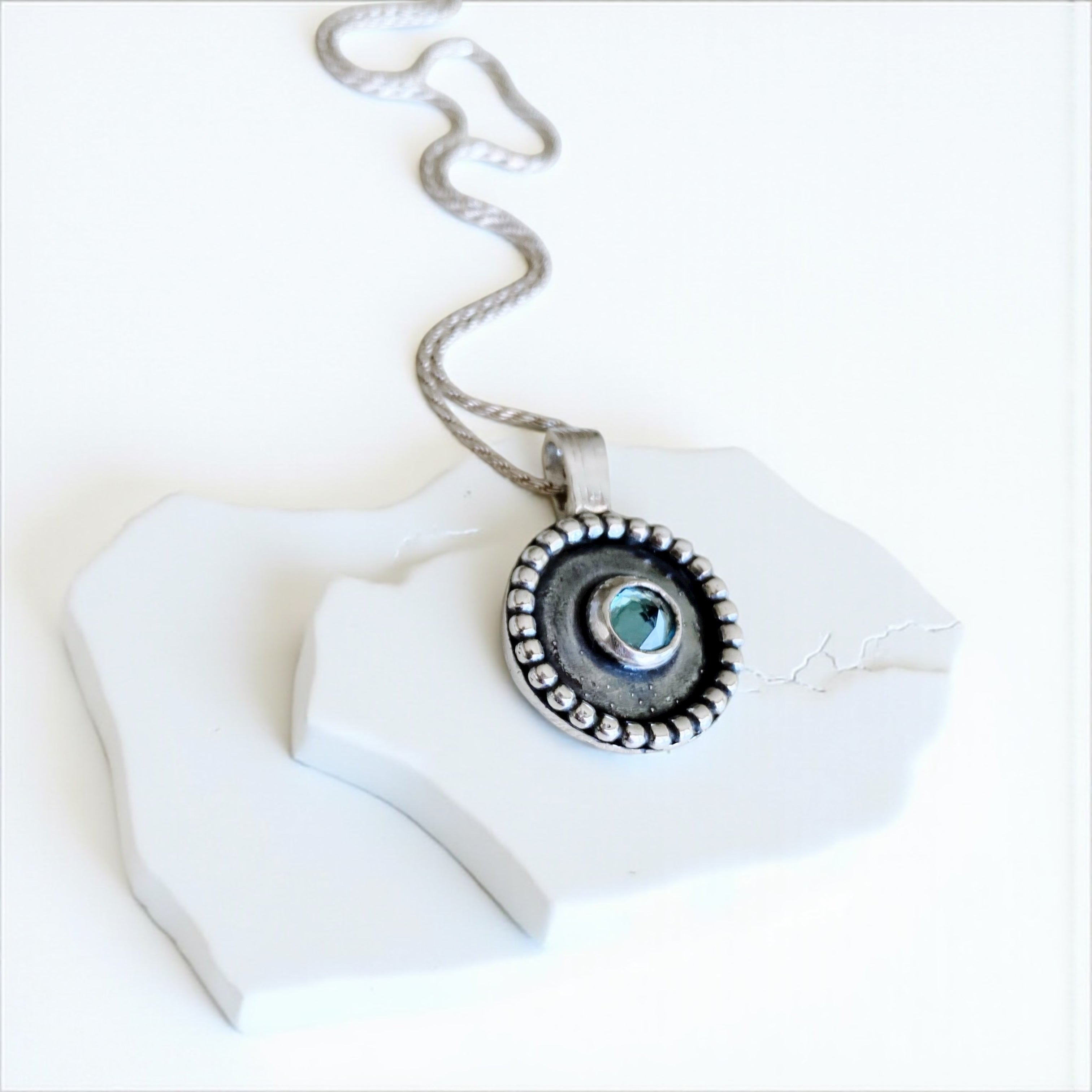 Colgante Medalla Cira Topacio London Blue