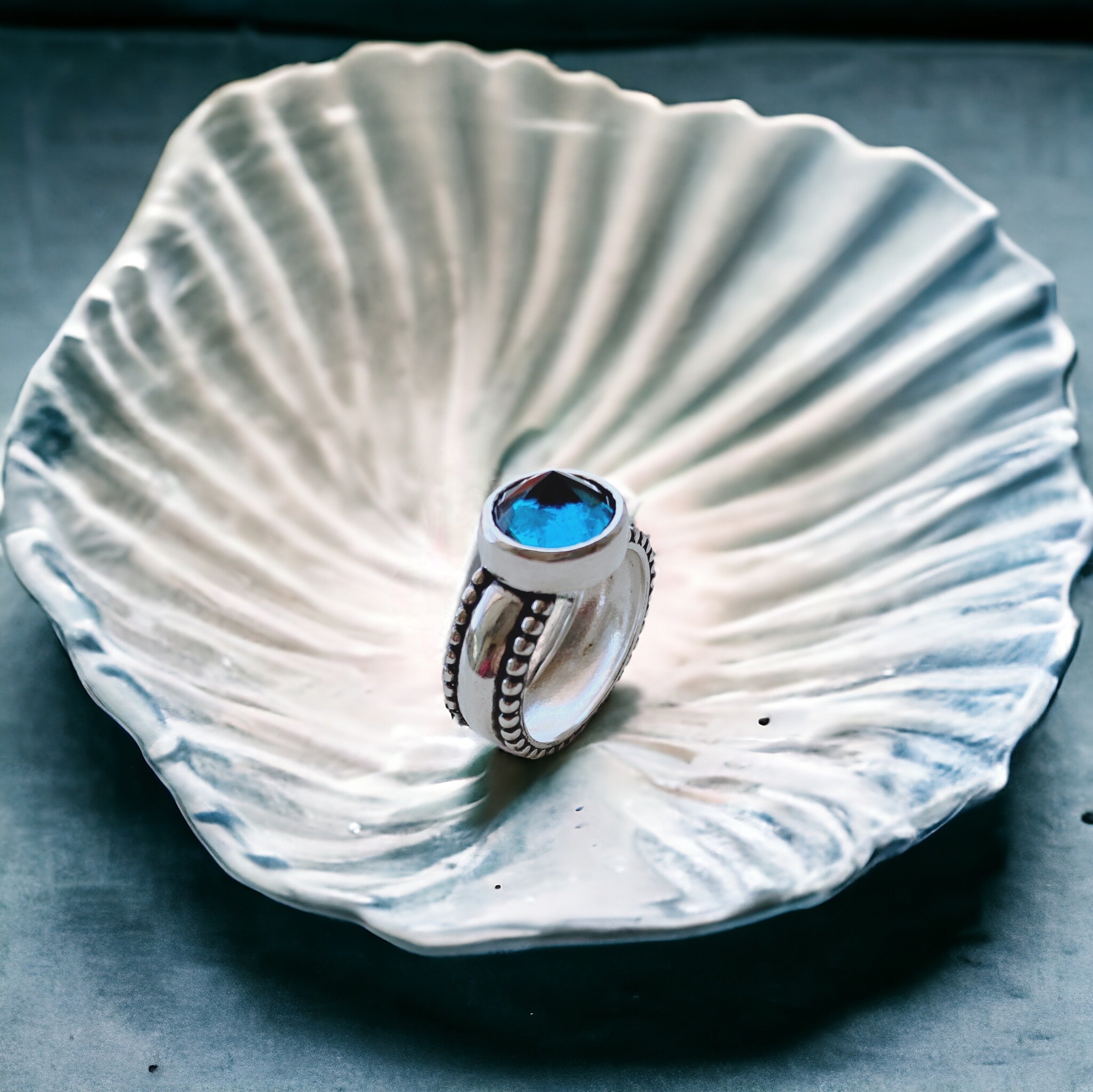 Anillo Lara Topacio London Blue Spike