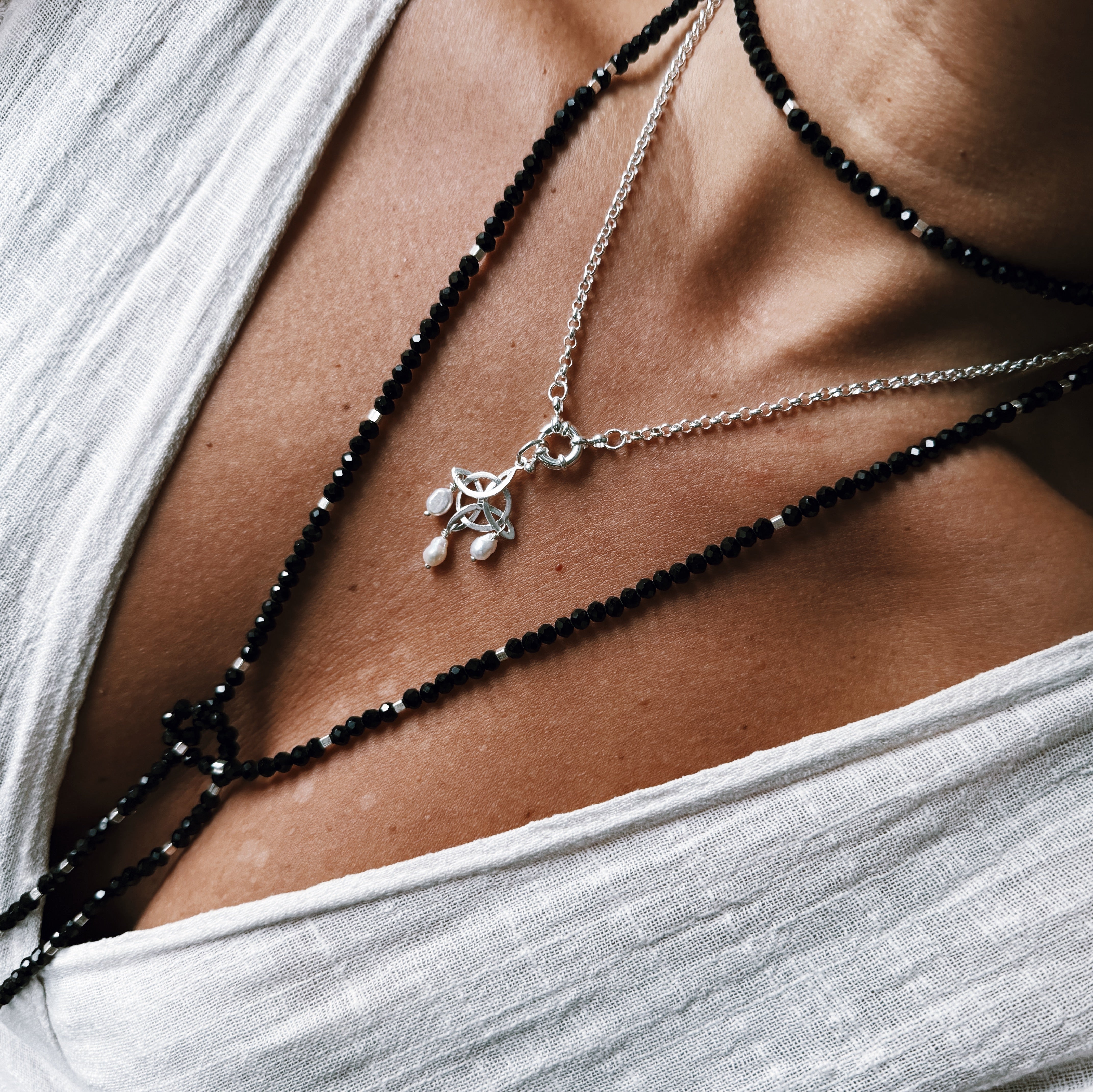 Colgante Nudo de Bruja Pearl