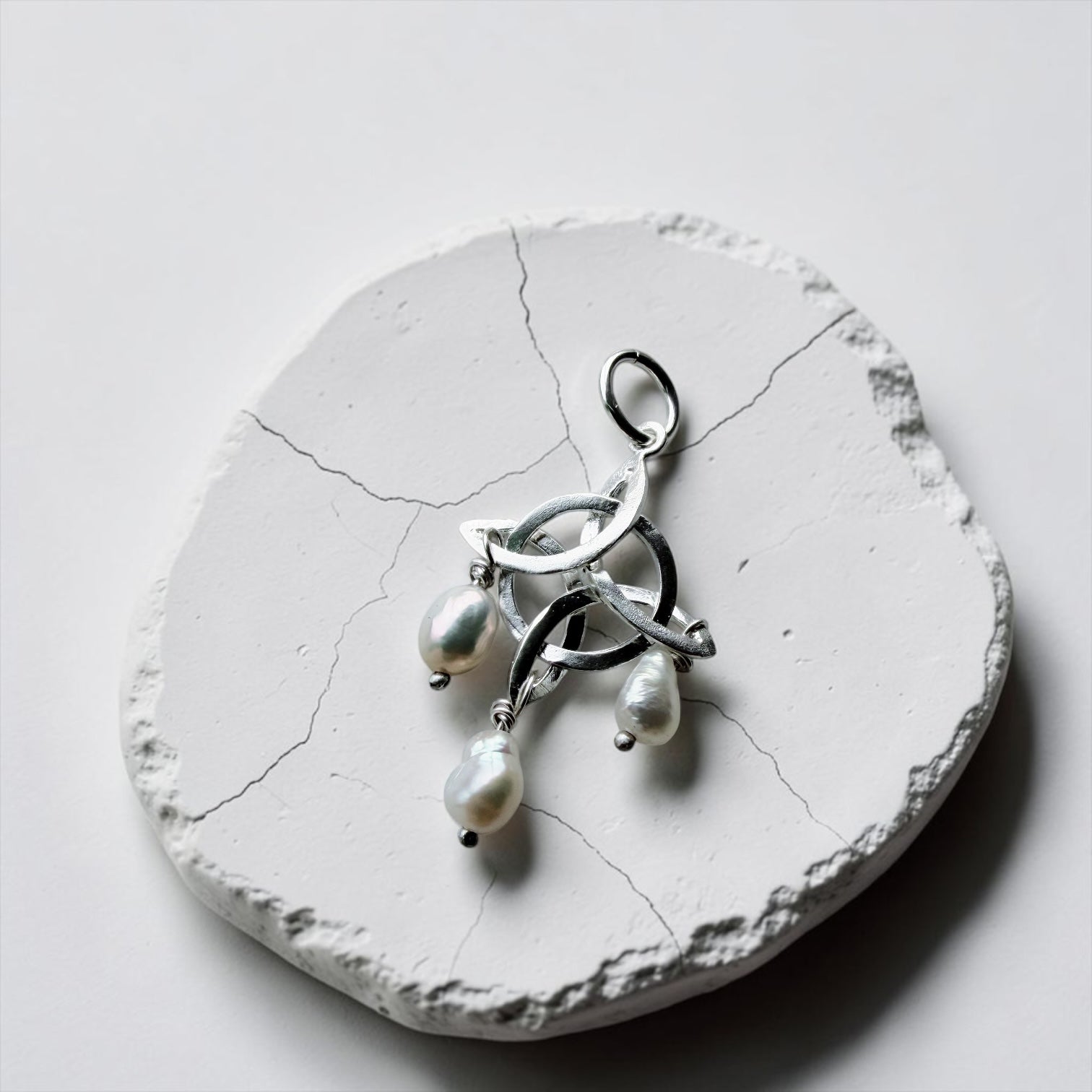 Colgante Nudo de Bruja Pearl