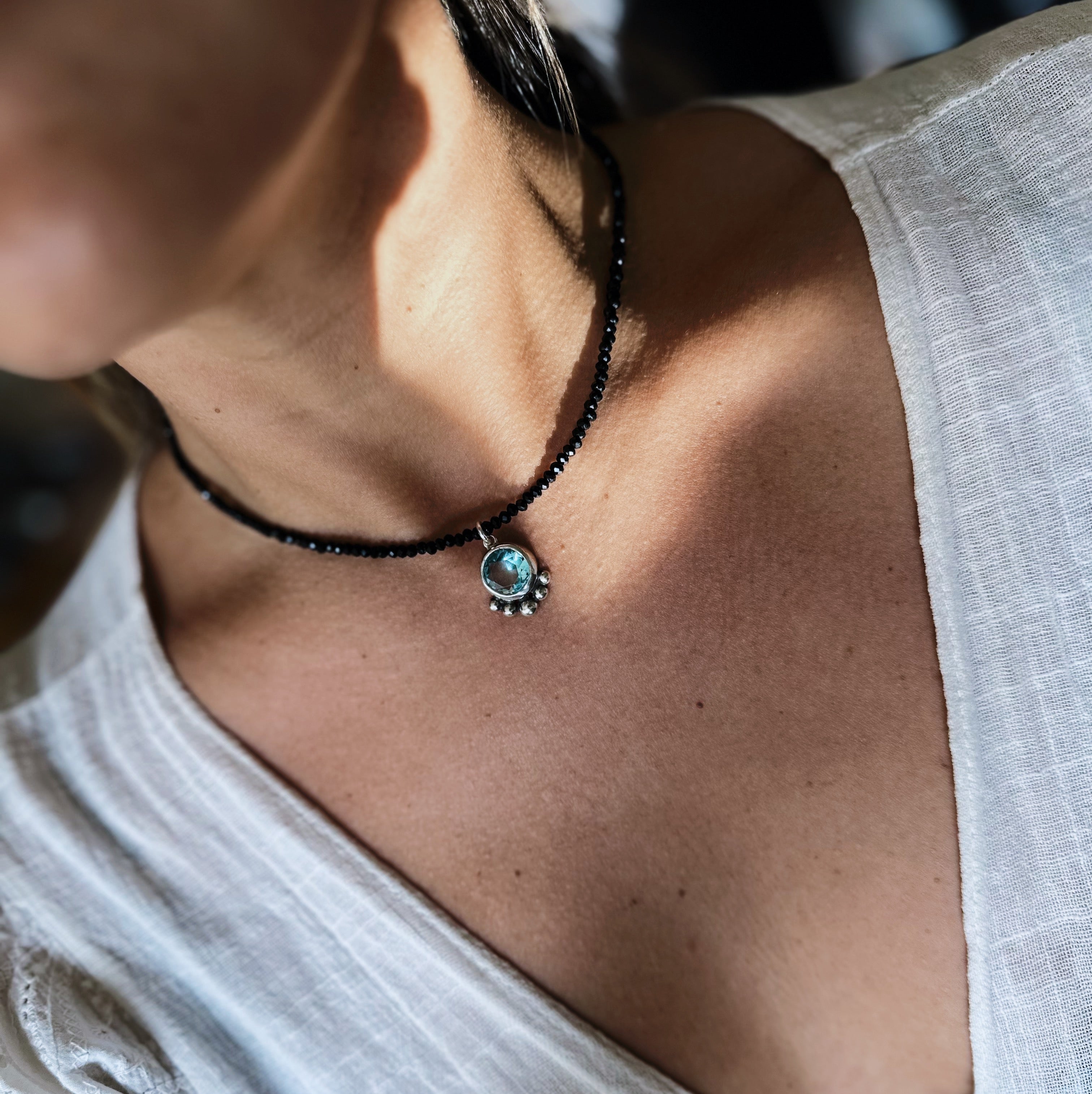 Collar Punto Mágico Luz Marina