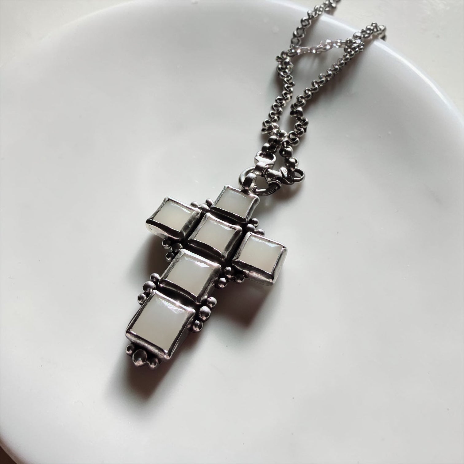 Colgante Cruz Reina Milk