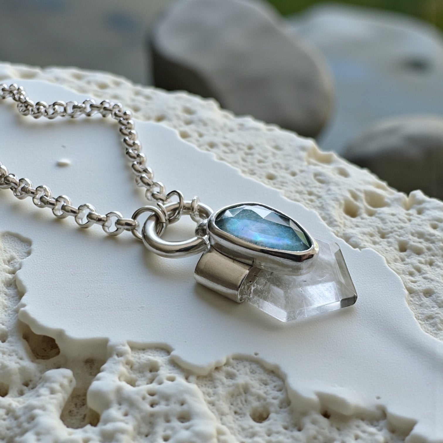 Colgante Prisma Escudo - II