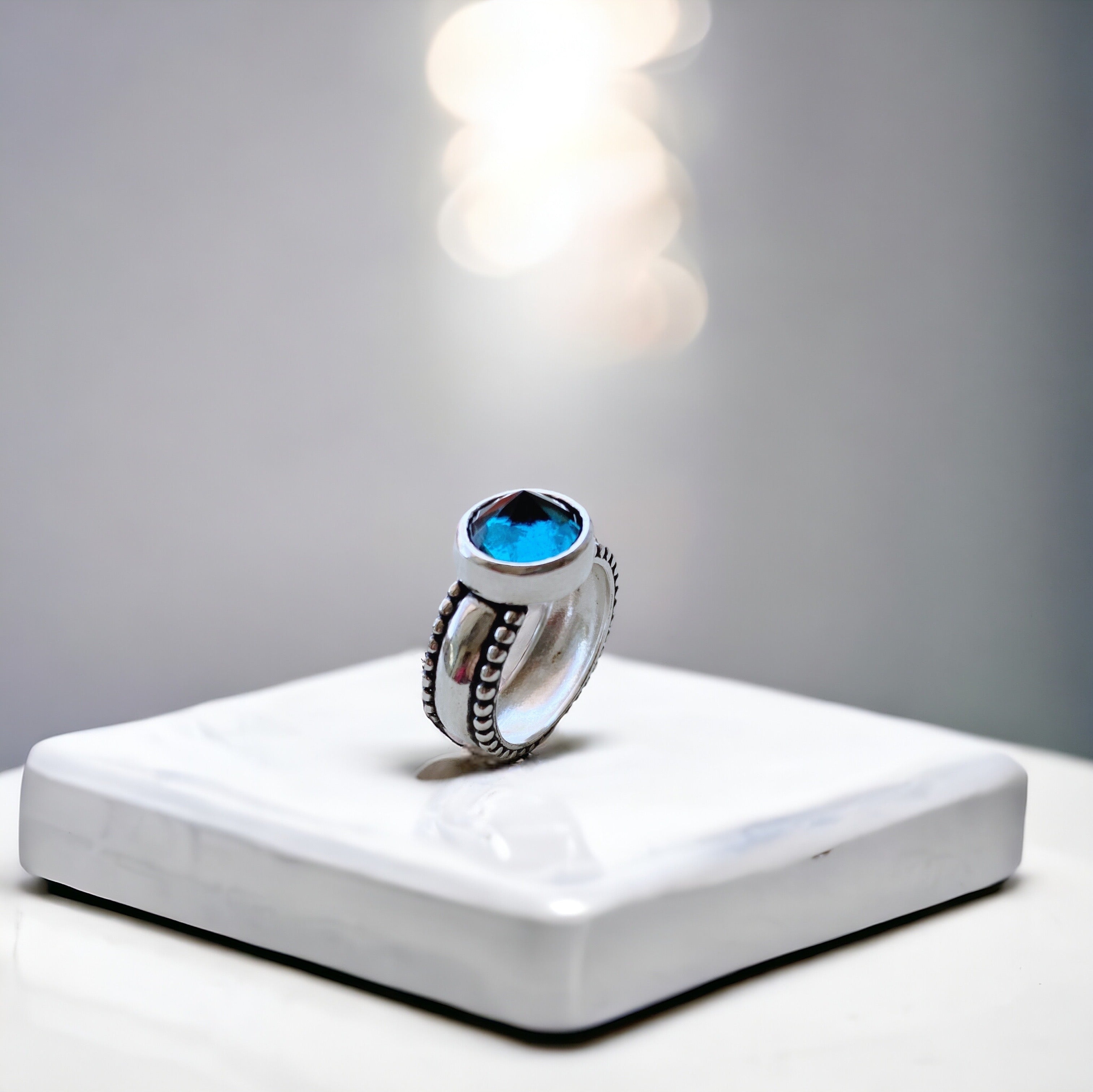 Anillo Lara Topacio London Blue Spike