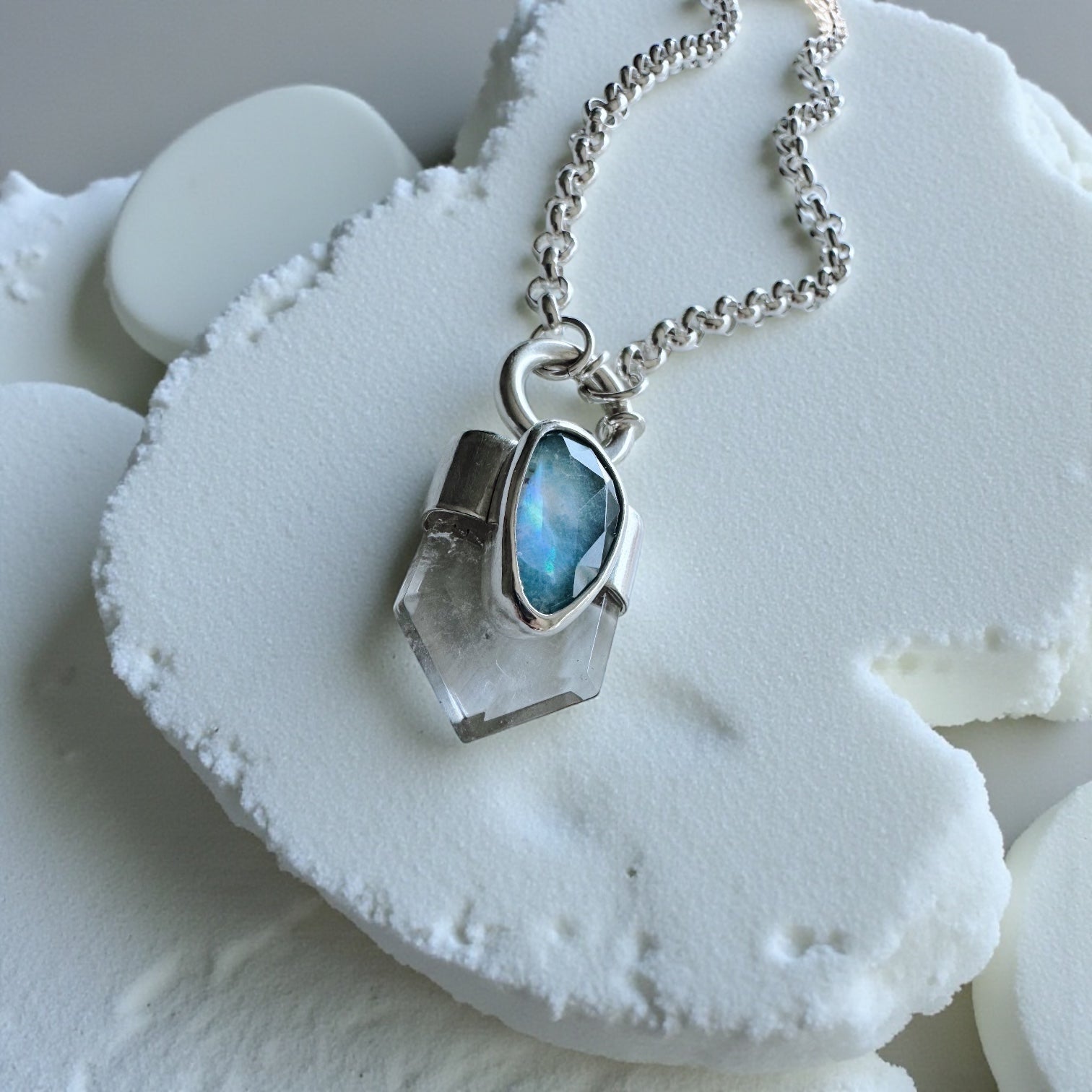 Colgante Prisma Escudo - II