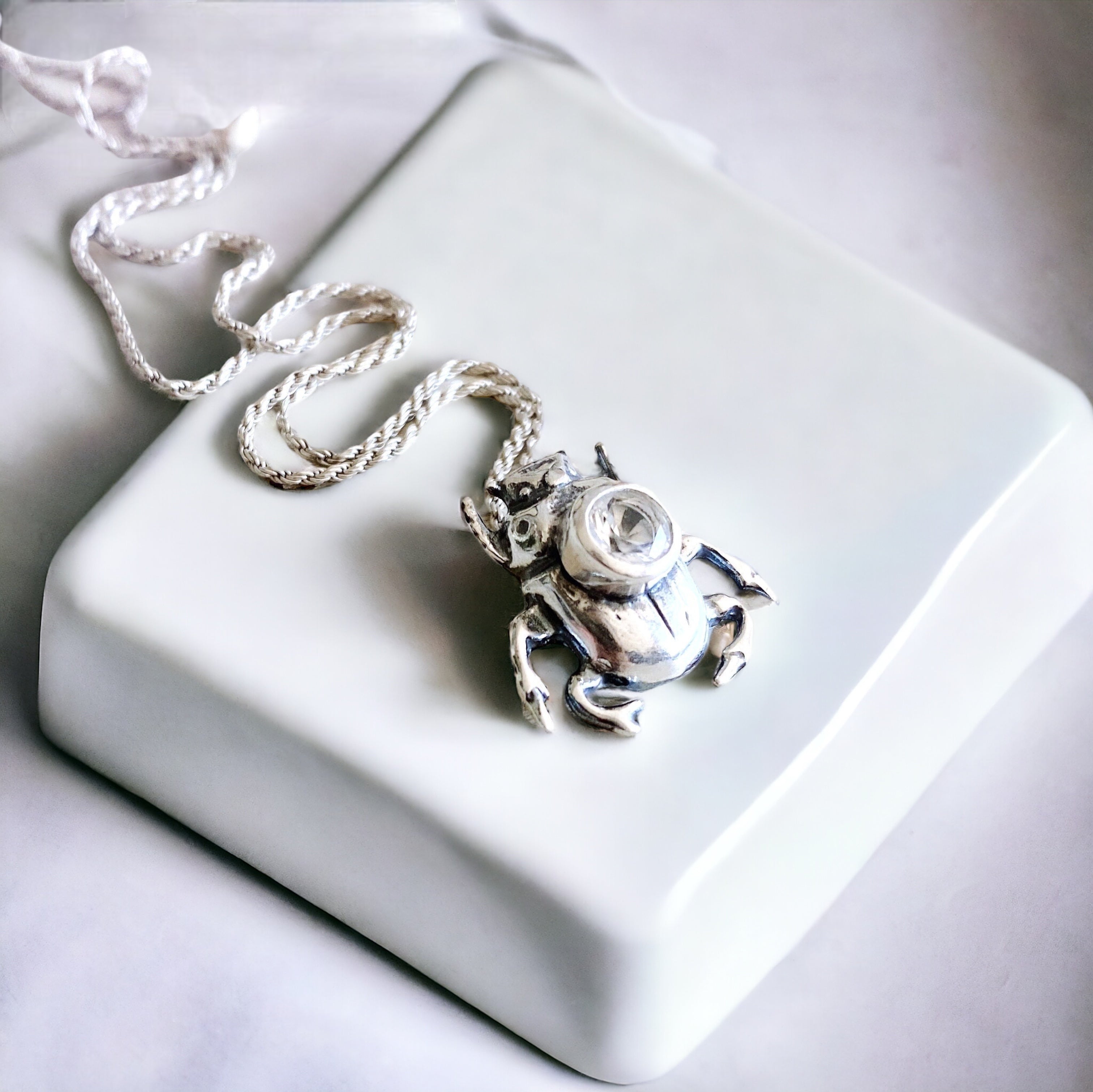 Colgante Escarabajo piedra Topacio Blanco