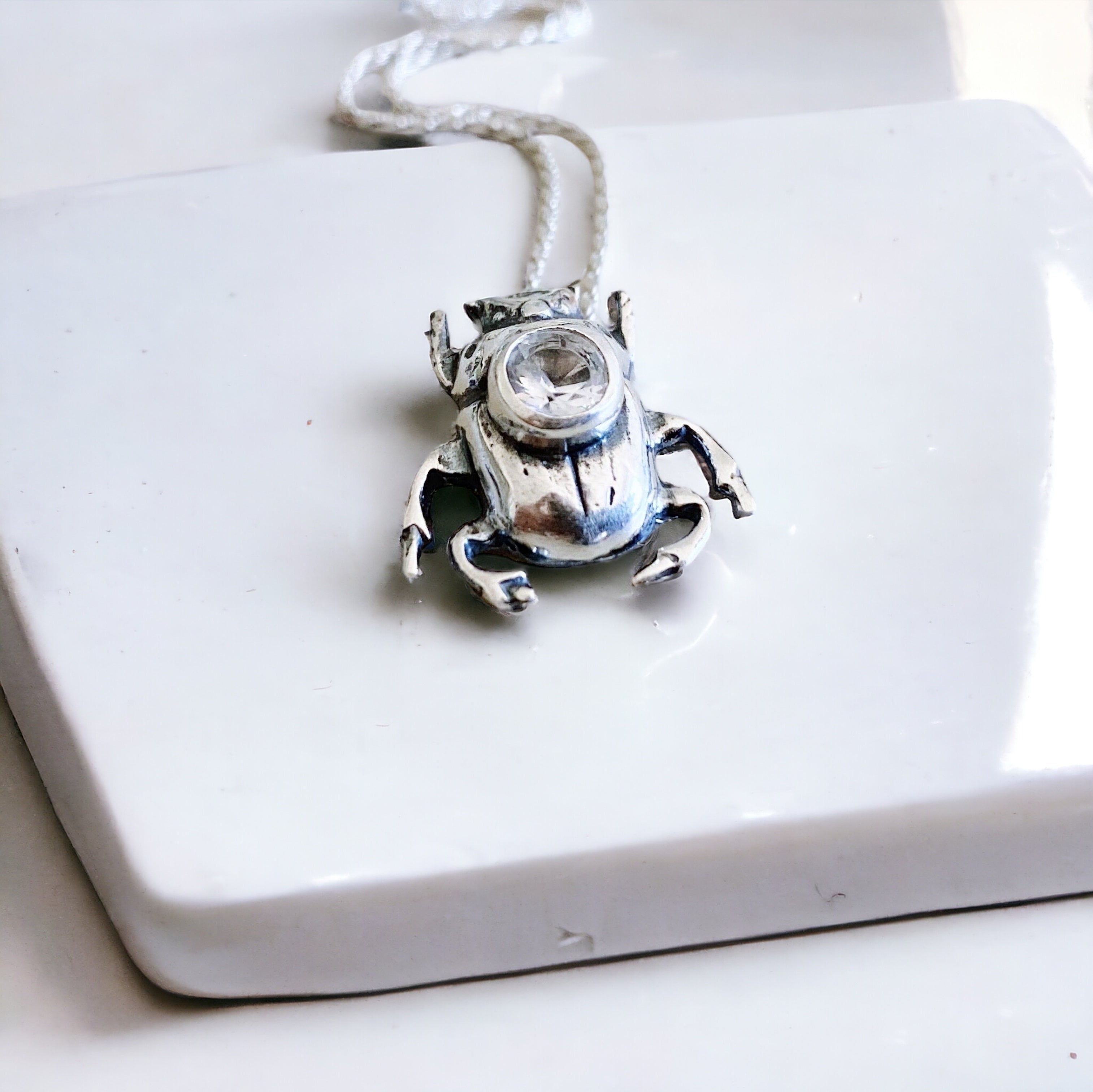 Colgante Escarabajo piedra Topacio Blanco
