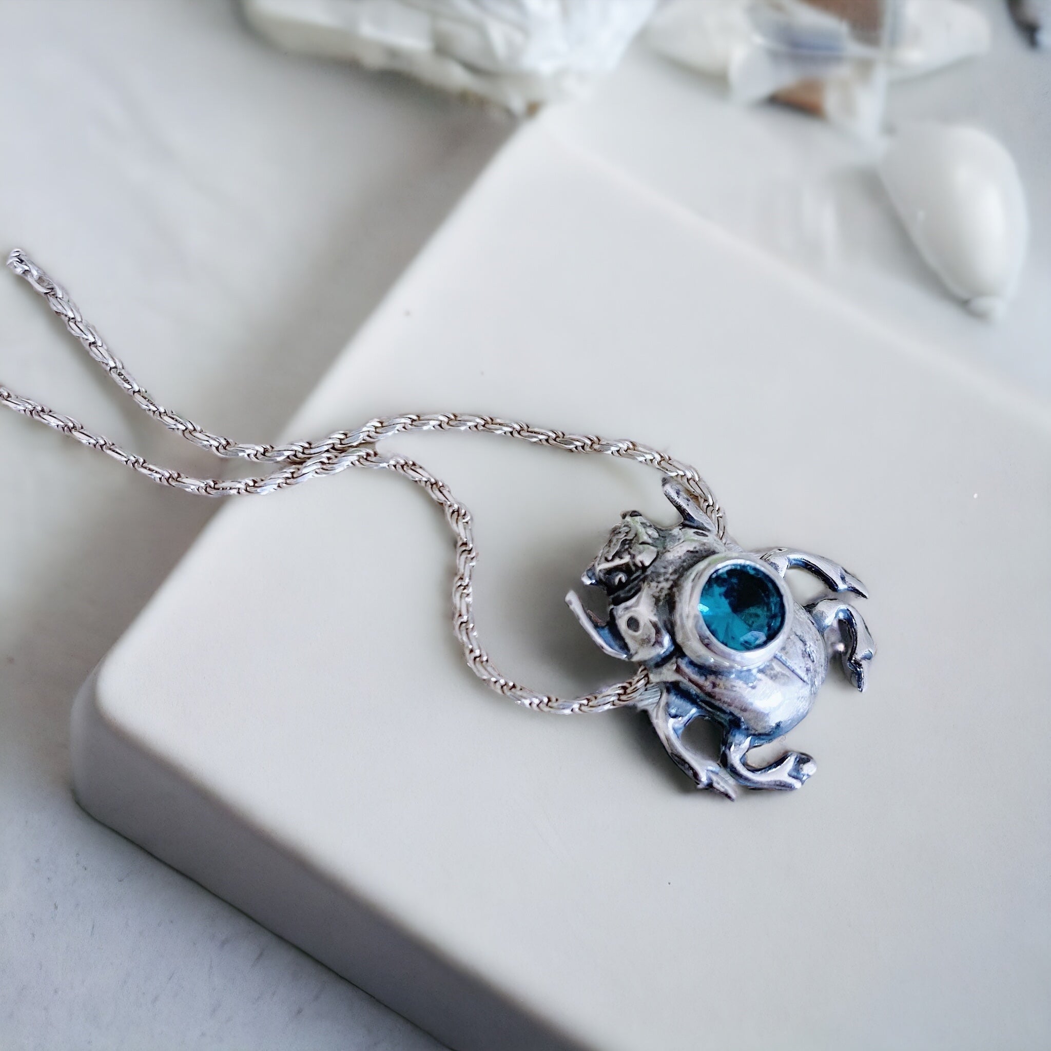 Colgante Escarabajo piedra Topacio London Blue