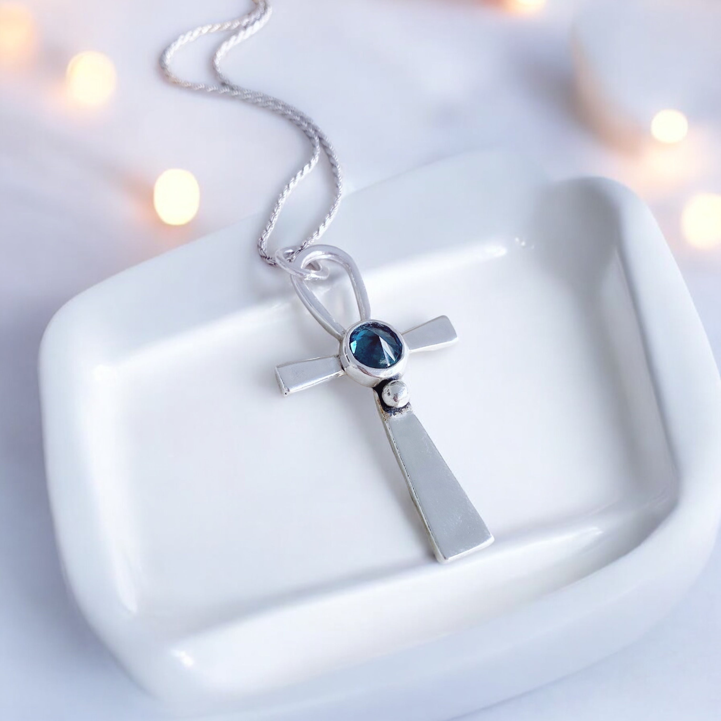 Colgante Cruz Ankh / Punto Topacio London Blue - PREVENTA