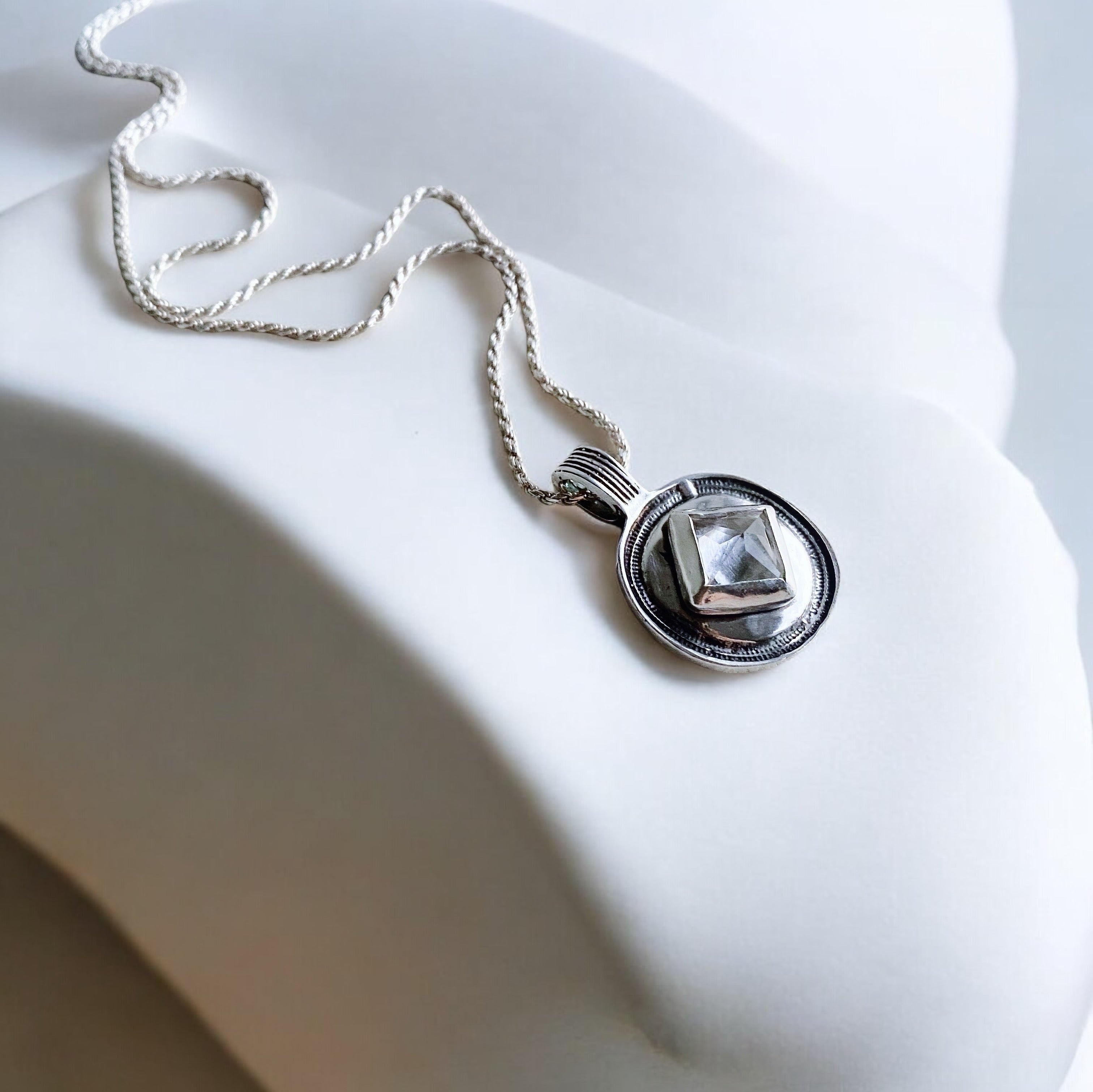 Colgante Medalla Romana Topacio Blanco