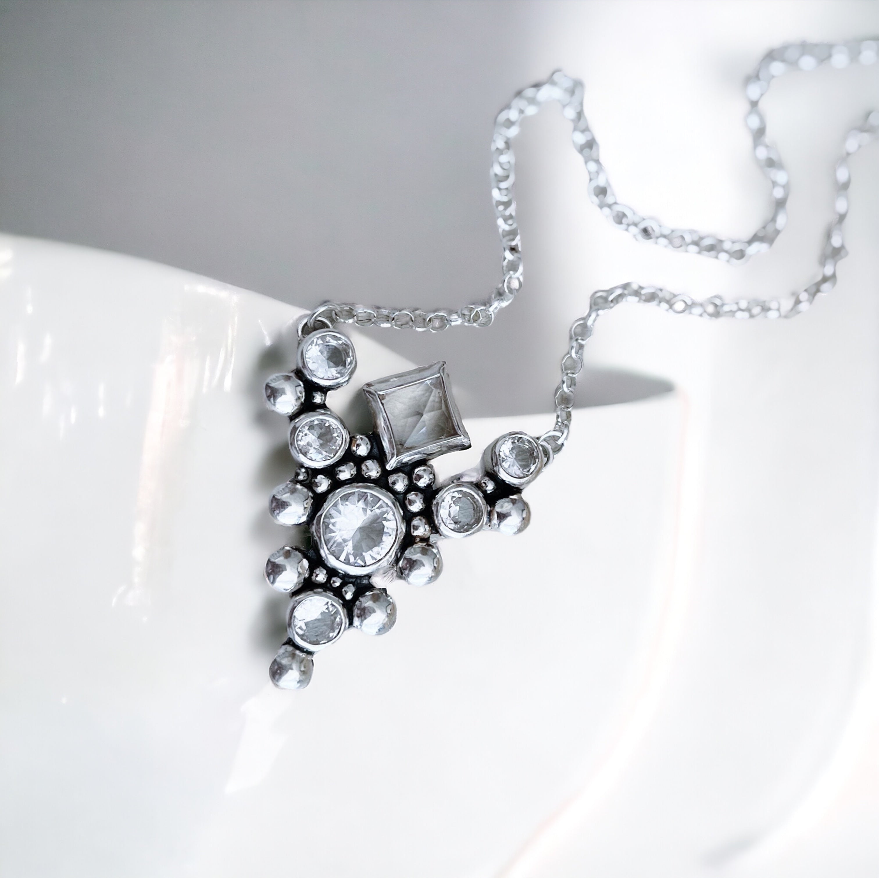 Collar Reina Victoria White - PREVENTA