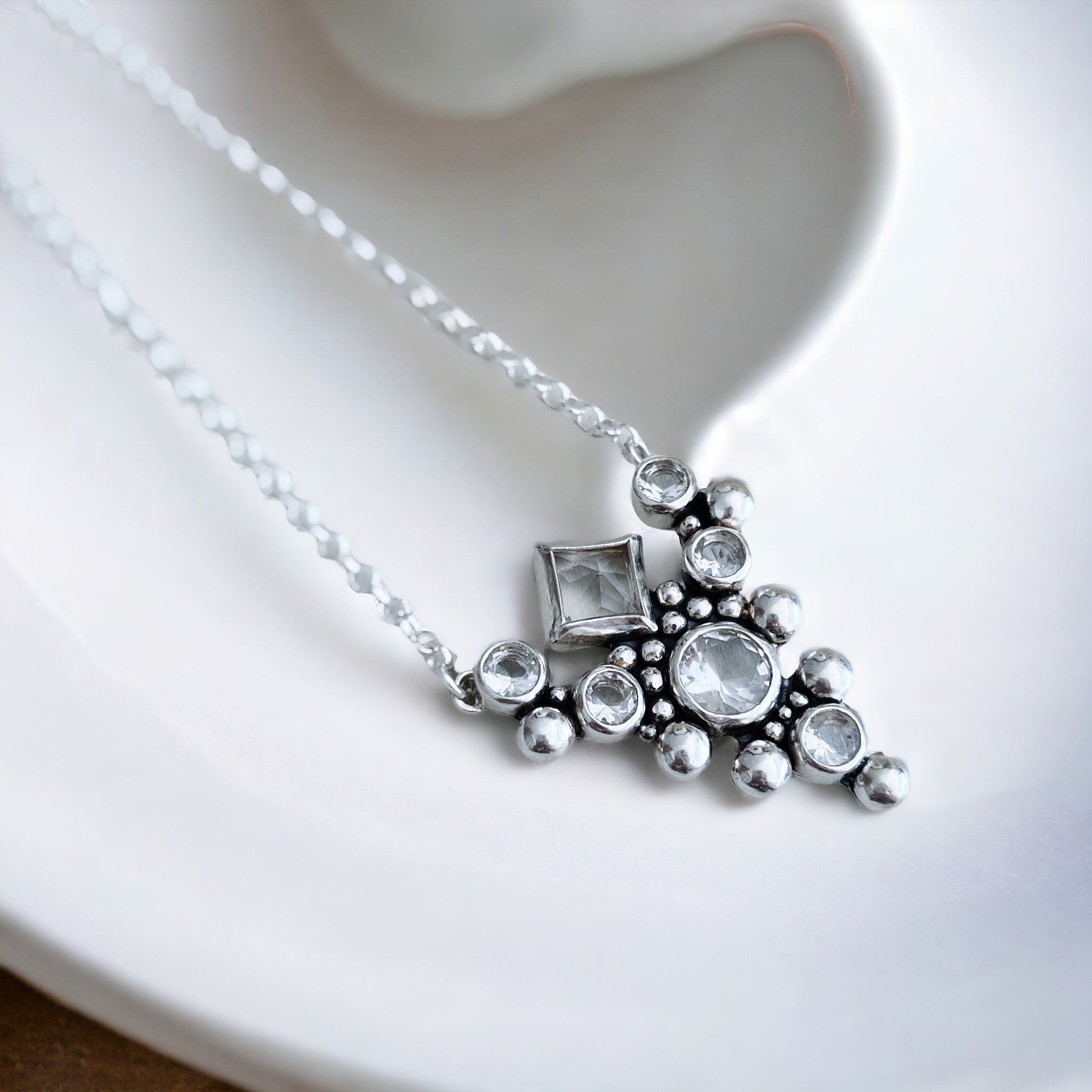 Collar Reina Victoria White - PREVENTA
