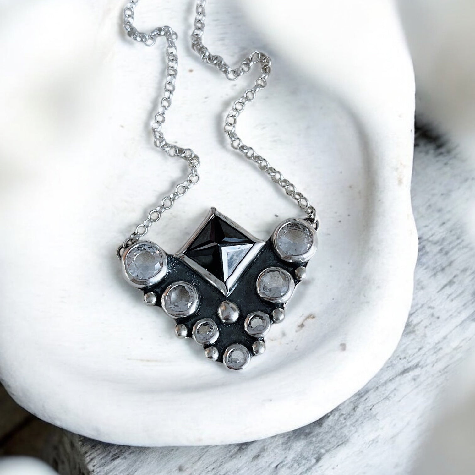Collar Reina Madre - B&W