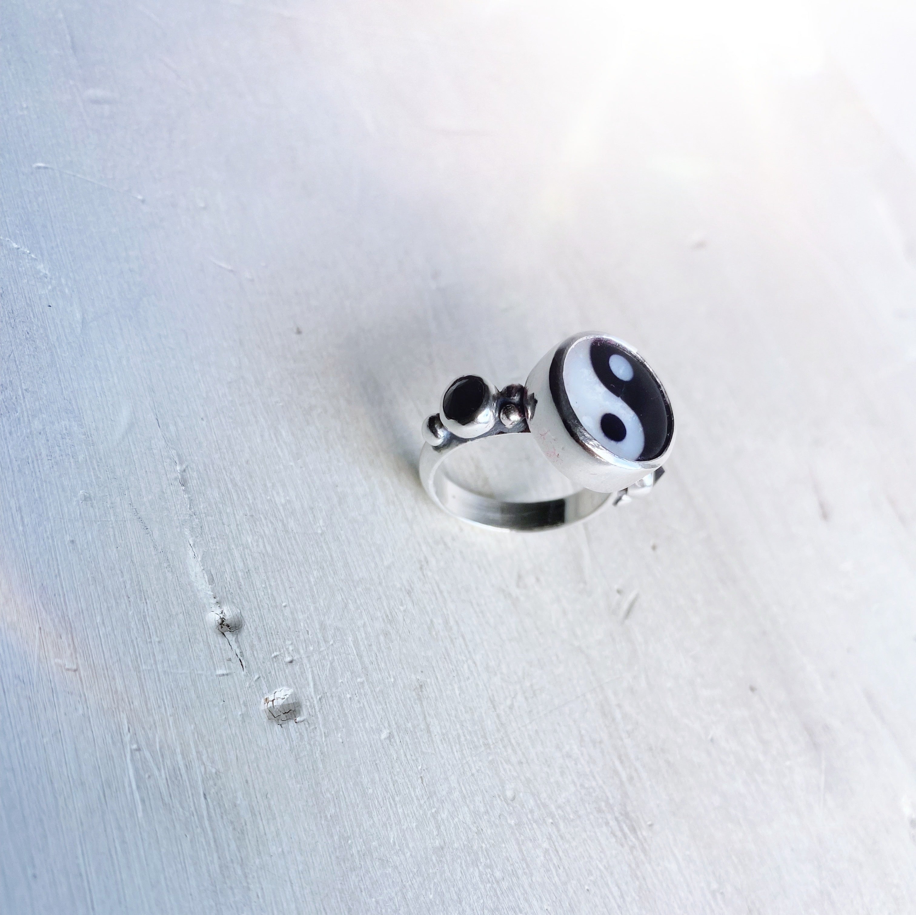 Anillo Ying Yang nacar + Onix