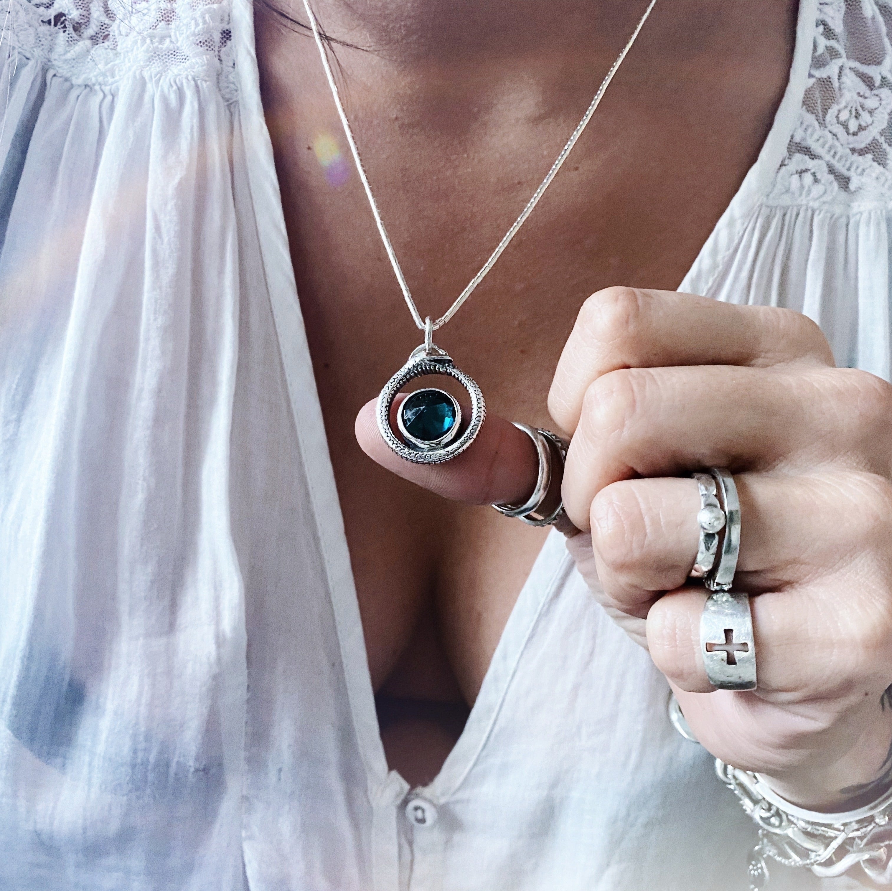Colgante Ouroboros Topacio London Blue + Cadena Mostacillas - PRE ORDER
