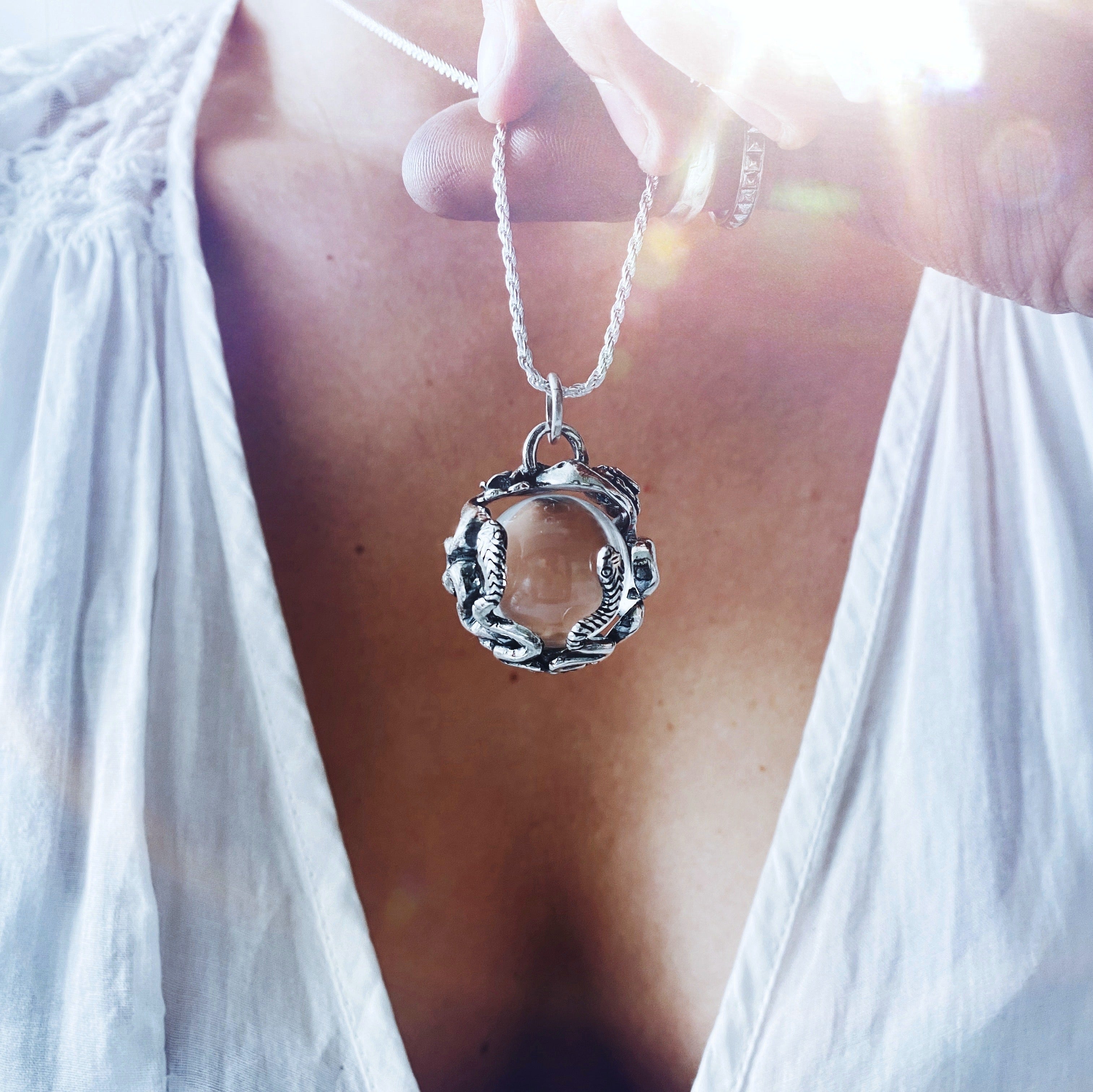 Colgante Serpi Halo Medusa + Cuarzo Transparente