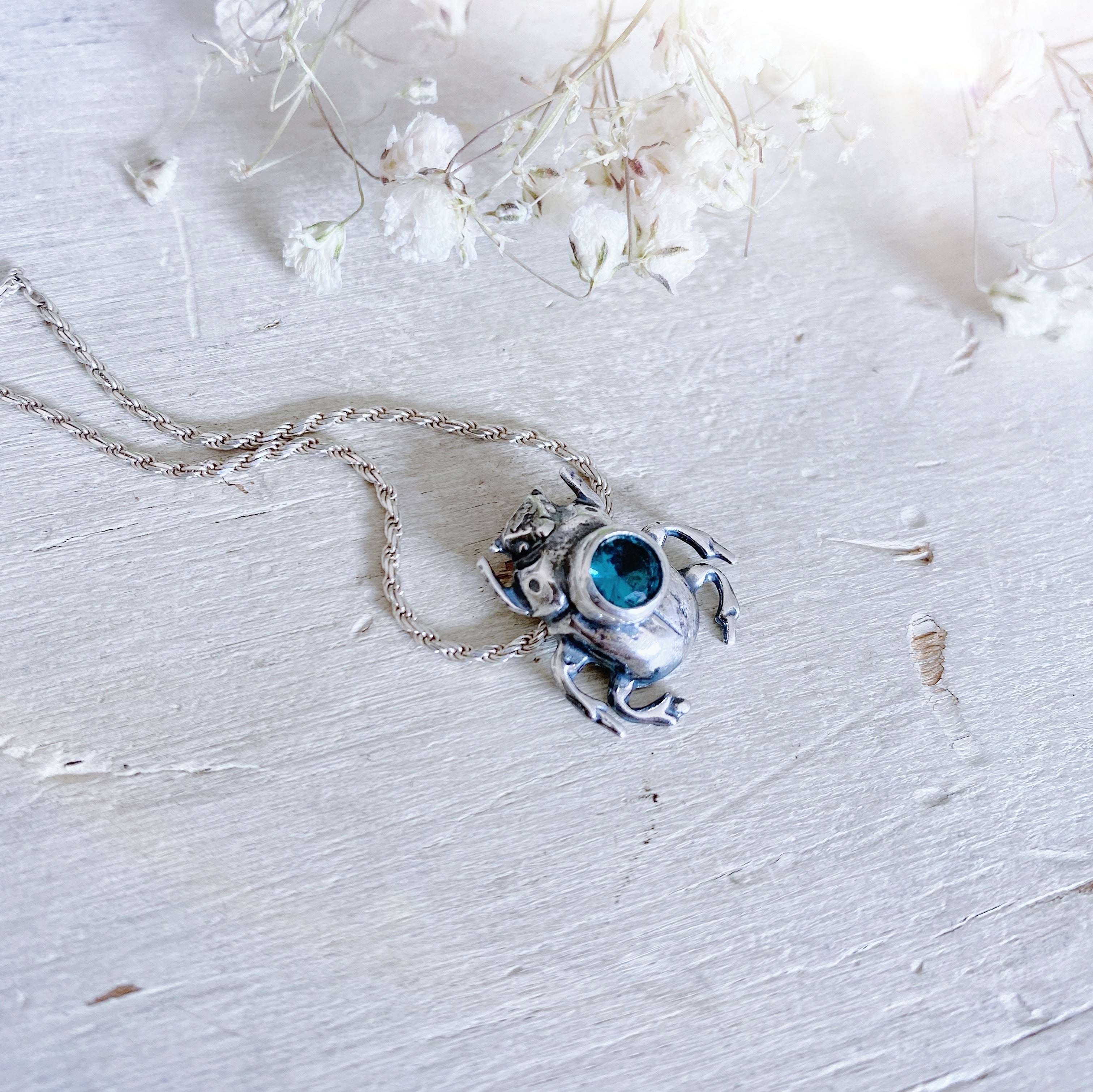 Colgante Escarabajo piedra Topacio London Blue