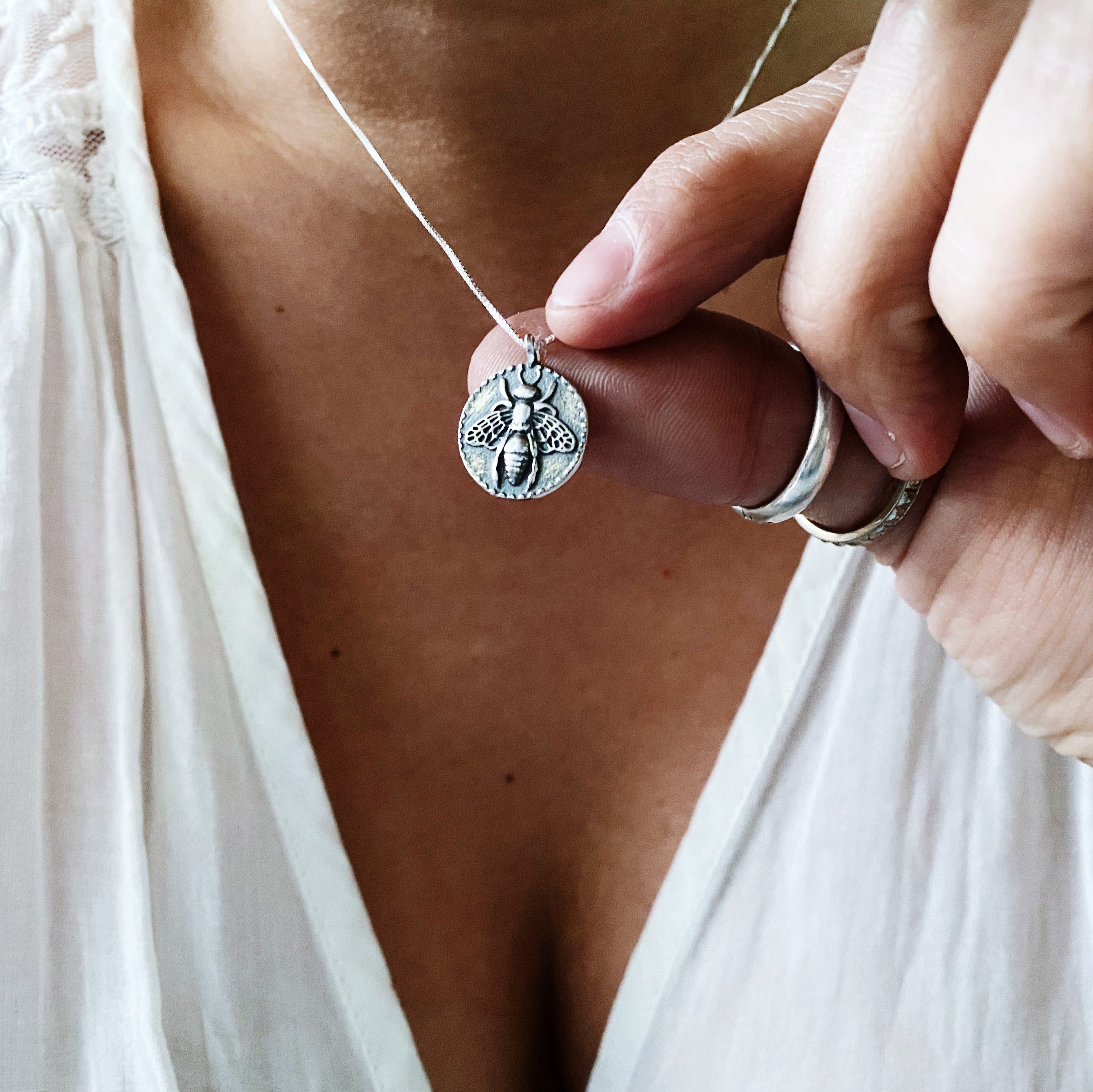 Collar Medalla Abejita