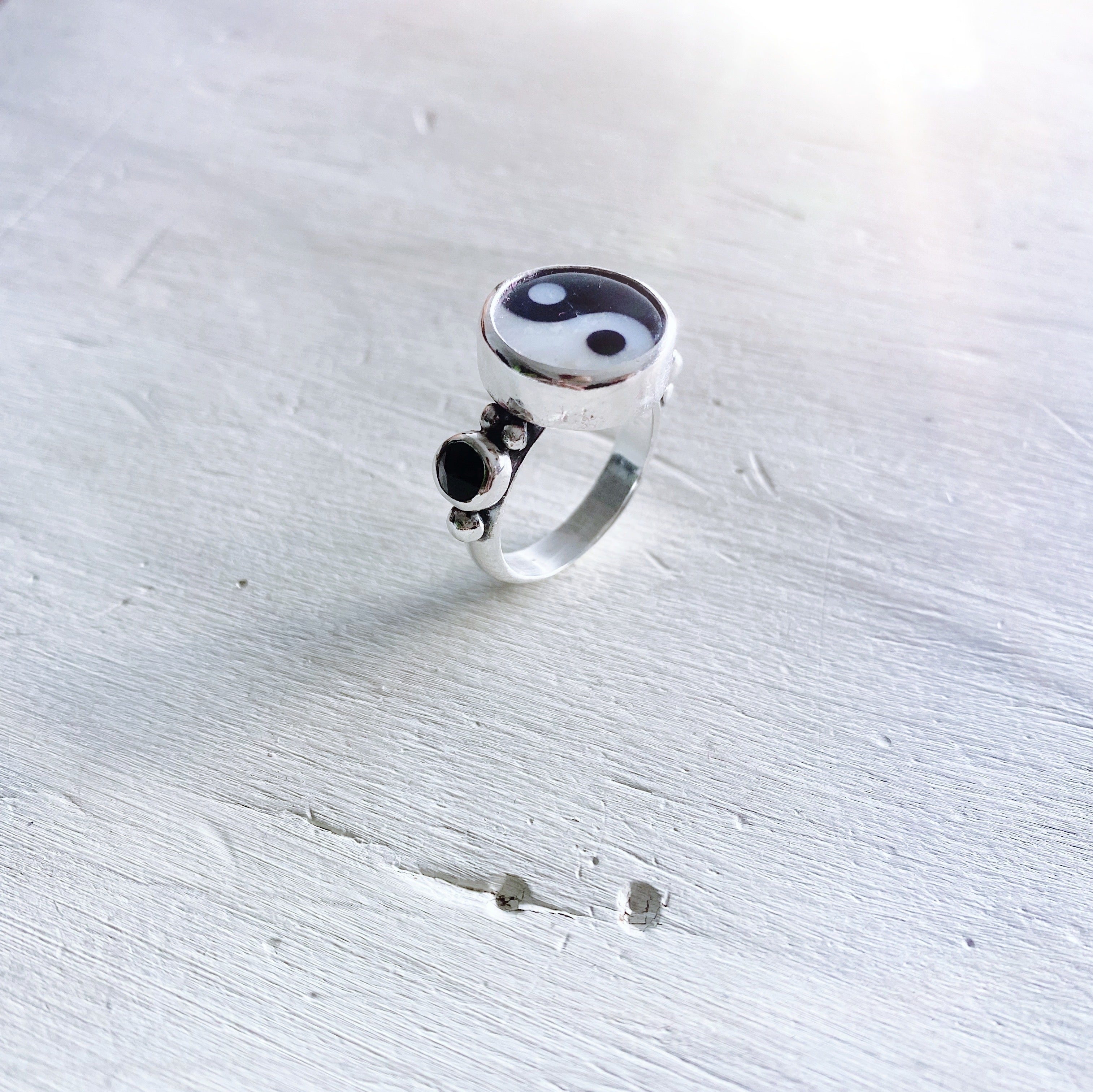 Anillo Ying Yang nacar + Onix