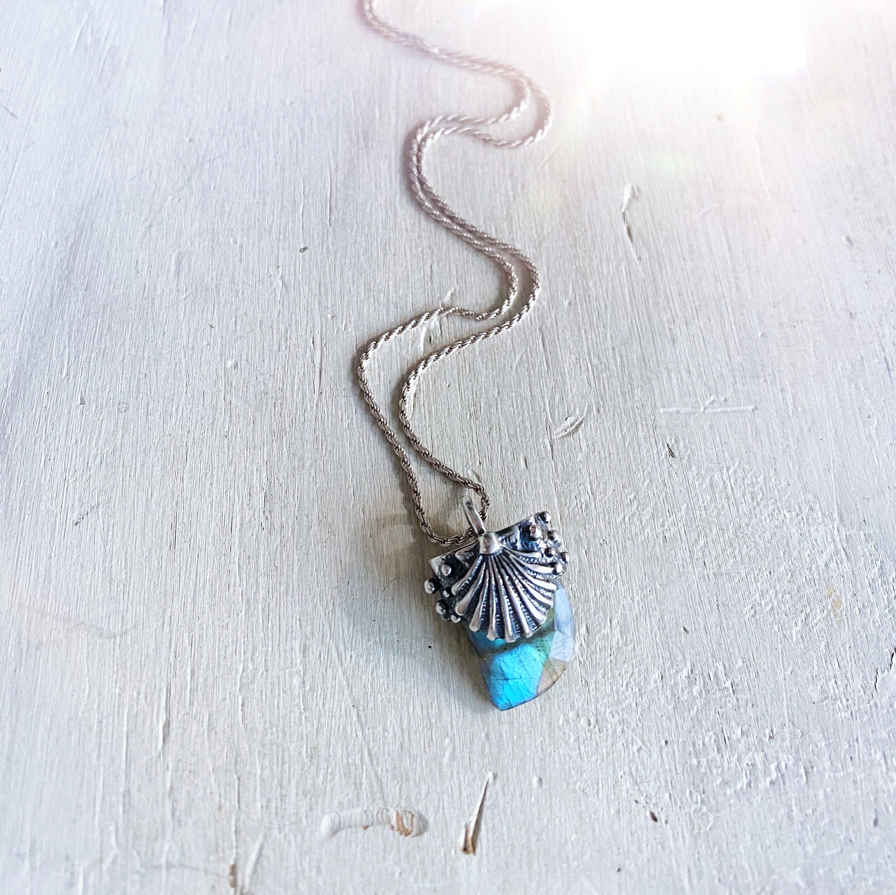 Colgante Cuerno Marino “M” + Piedra a elección