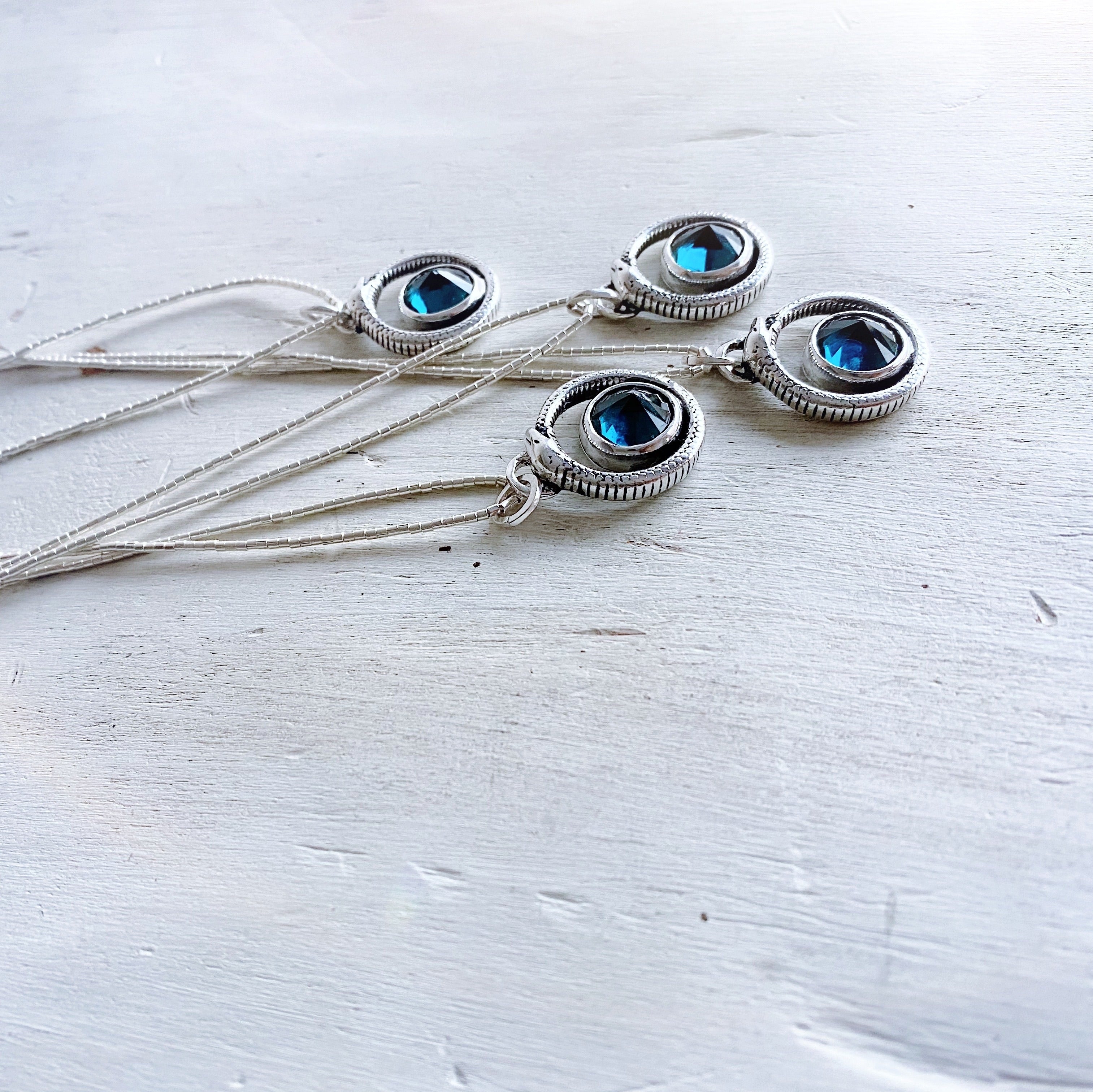 Colgante Ouroboros Topacio London Blue + Cadena Mostacillas - PRE ORDER