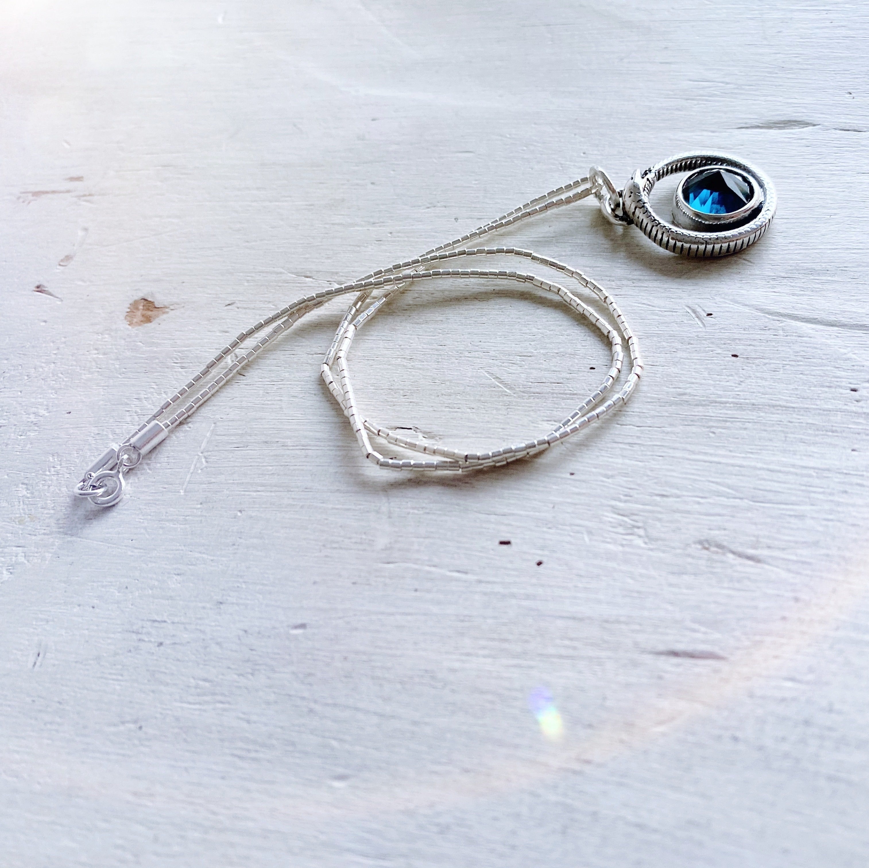 Colgante Ouroboros Topacio London Blue + Cadena Mostacillas - PRE ORDER