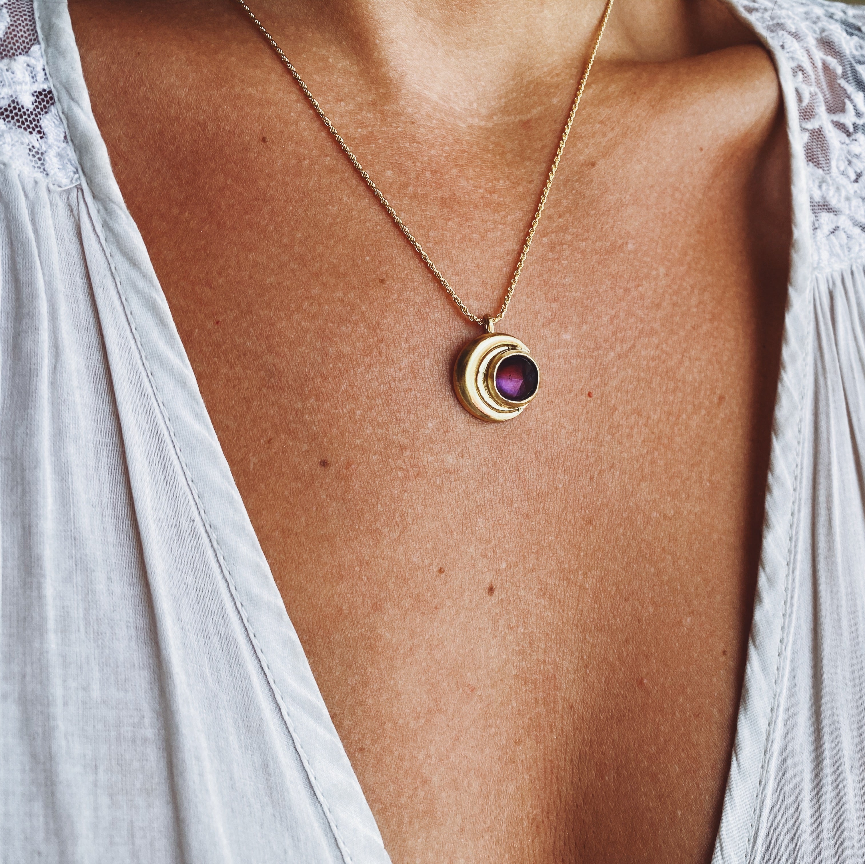Collar Medalla Eclipse Gold Amatista