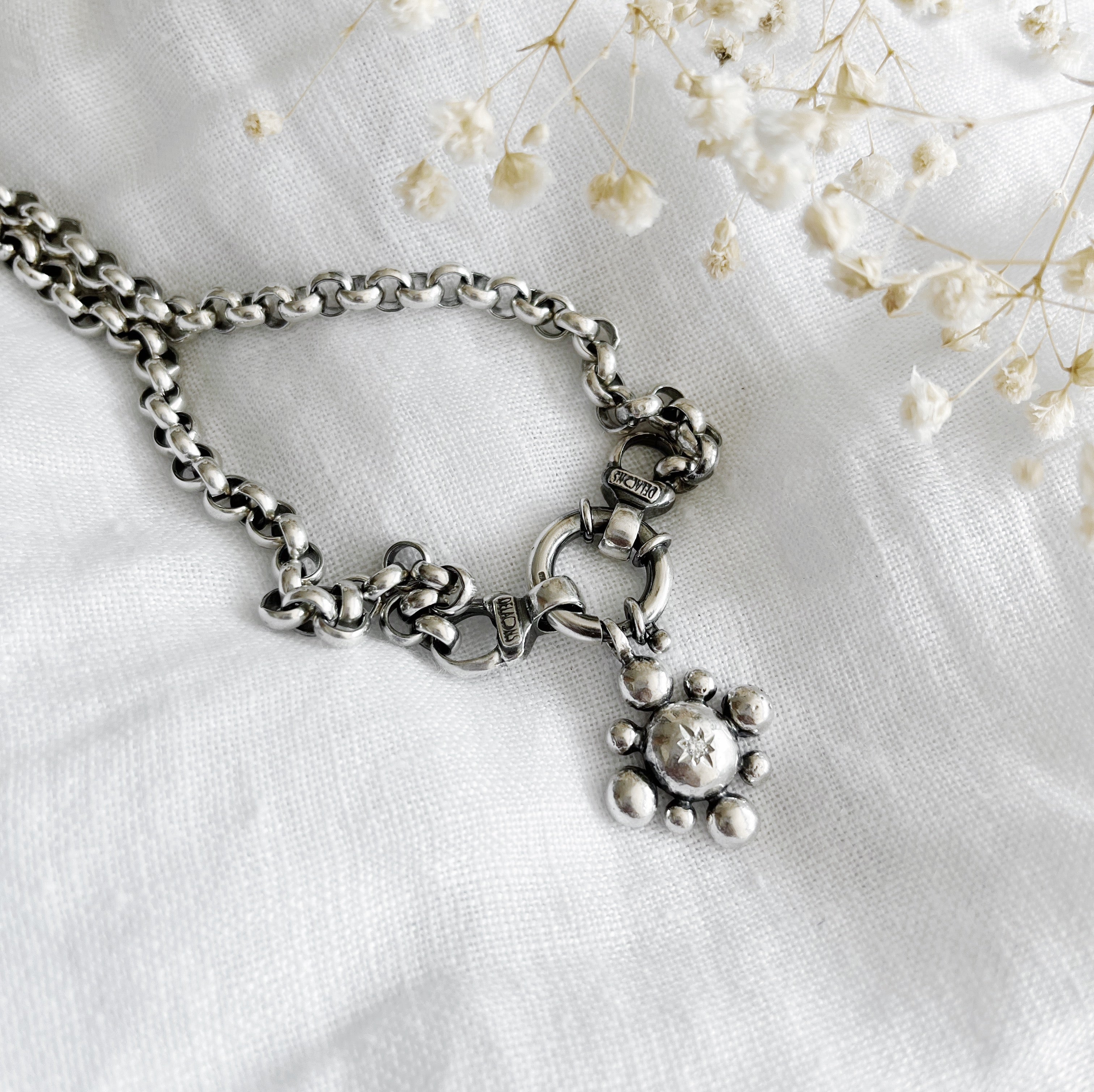 Colgante Flor Maciza & Diamante