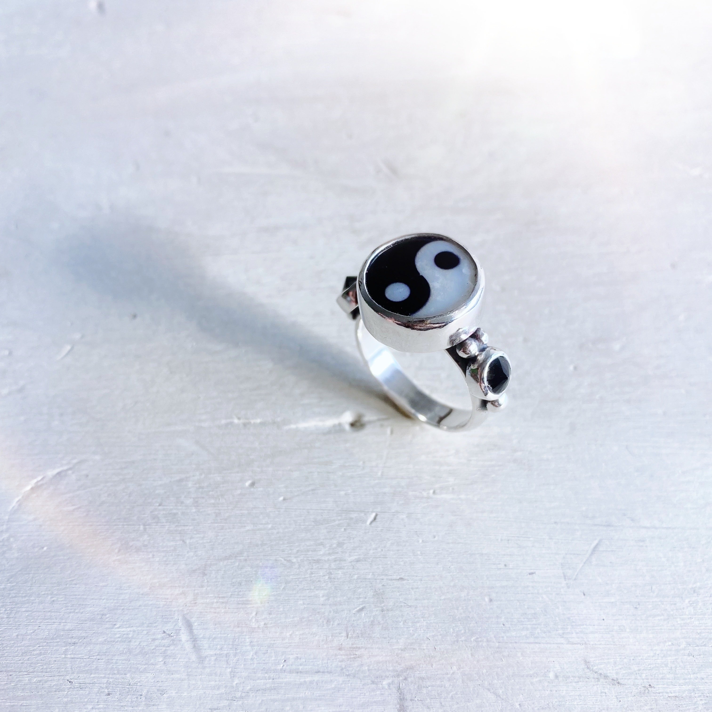 Anillo Ying Yang nacar + Onix