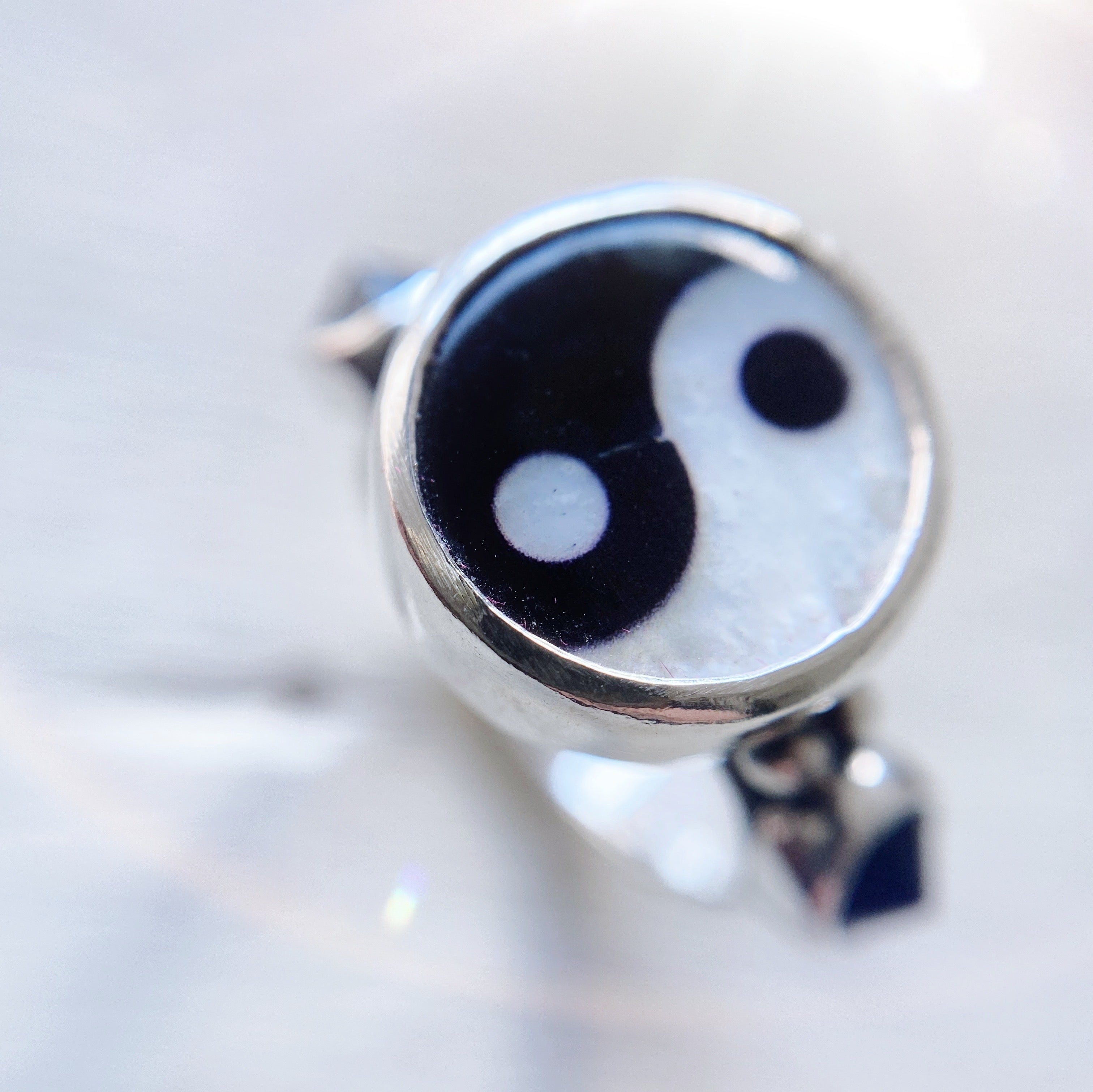 Anillo Ying Yang nacar + Onix