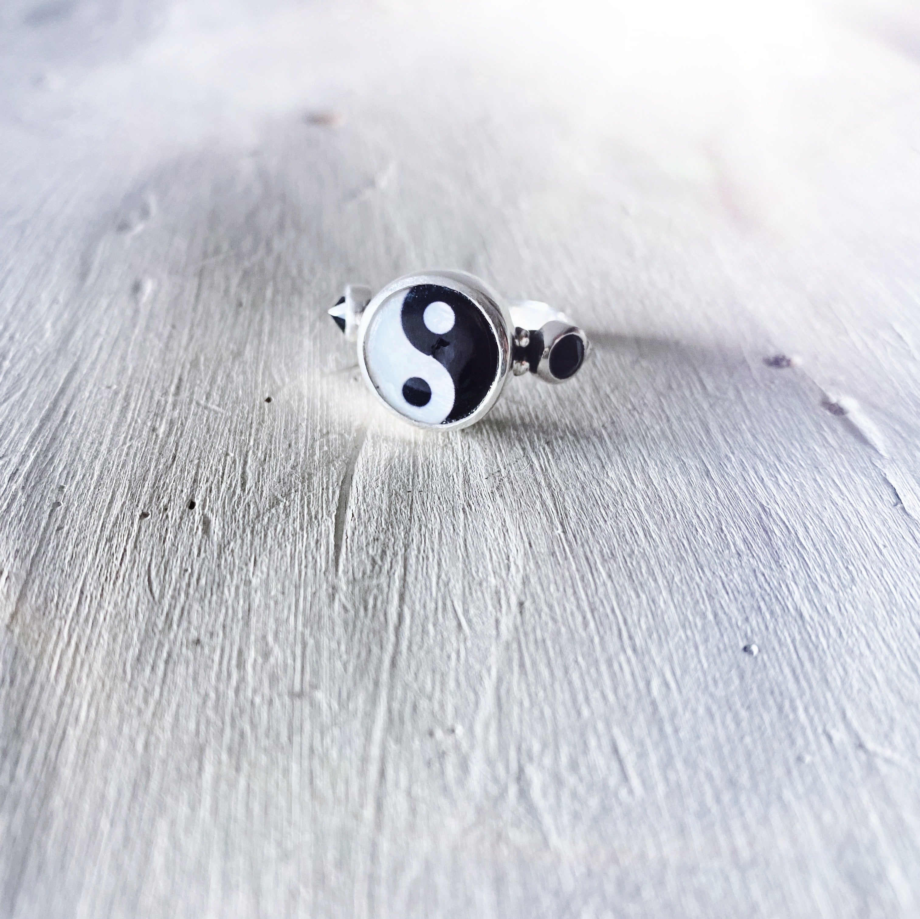 Anillo Ying Yang nacar + Onix