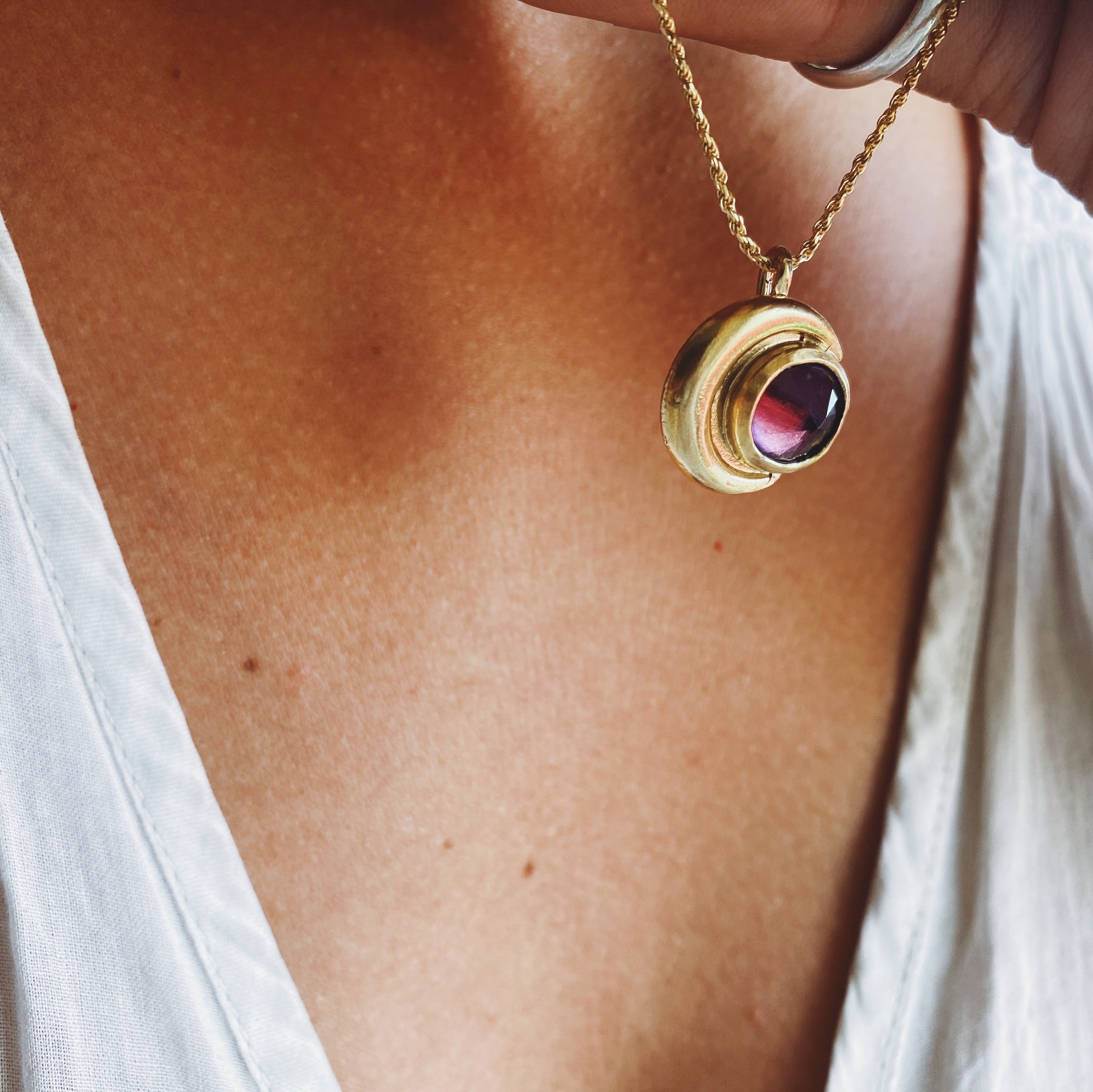Collar Medalla Eclipse Gold Amatista