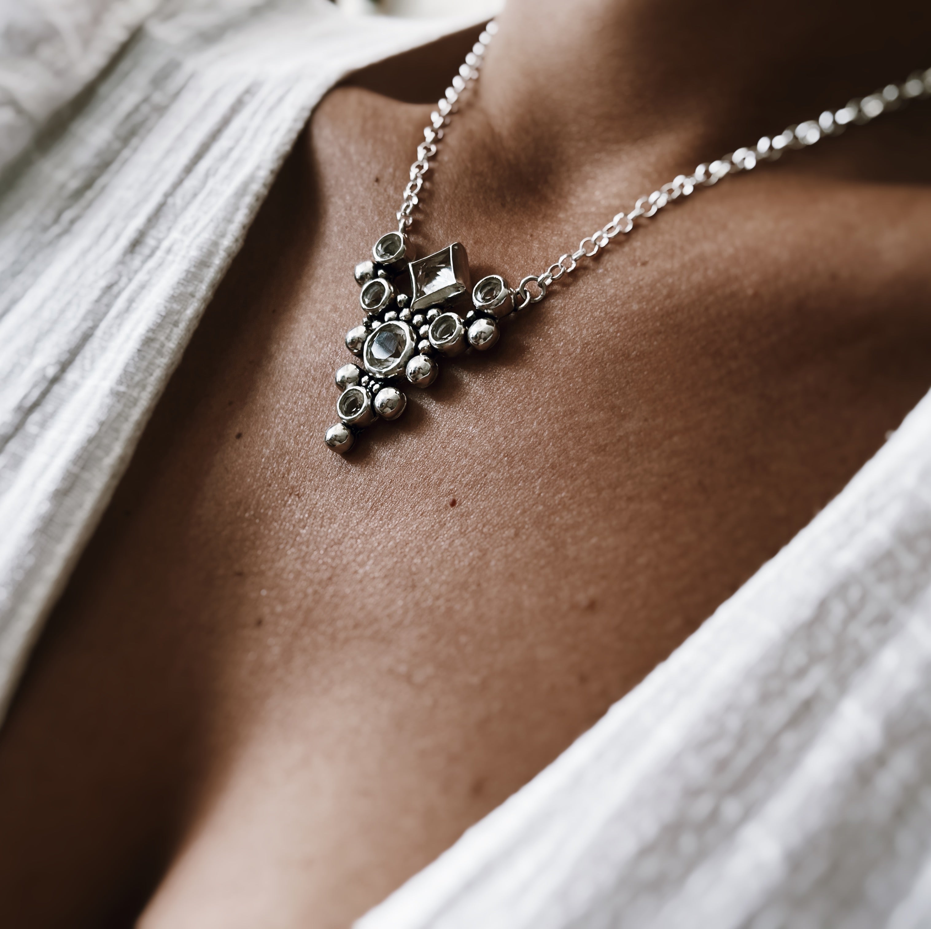 Collar Reina Victoria White - PREVENTA