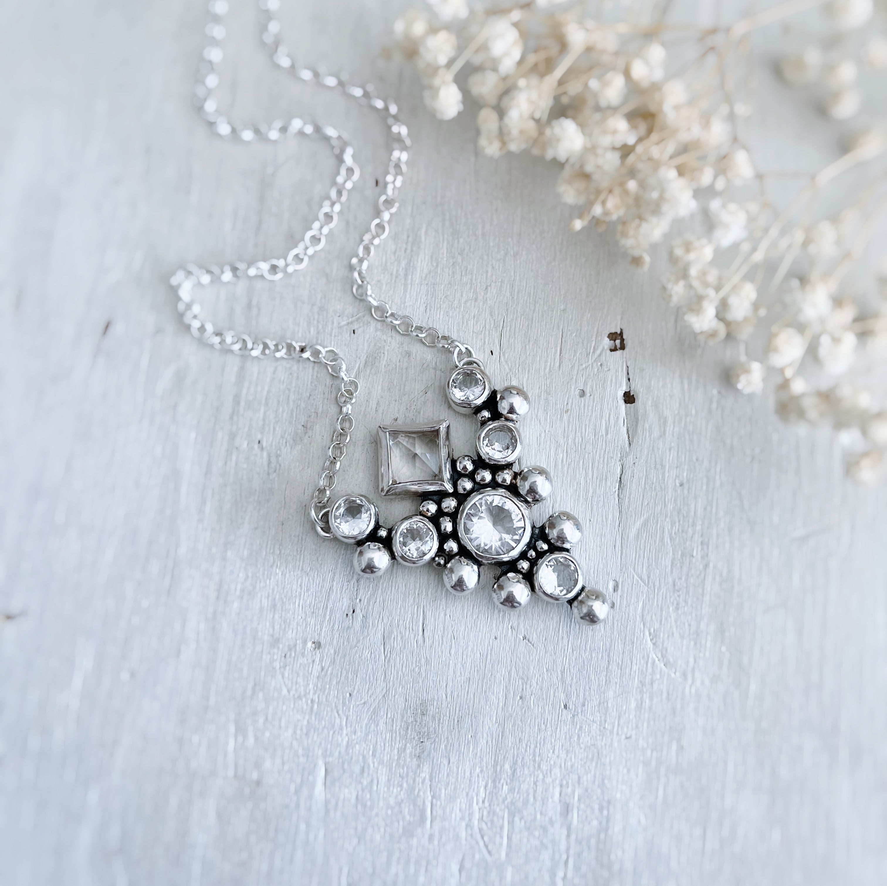 Collar Reina Victoria White - PREVENTA