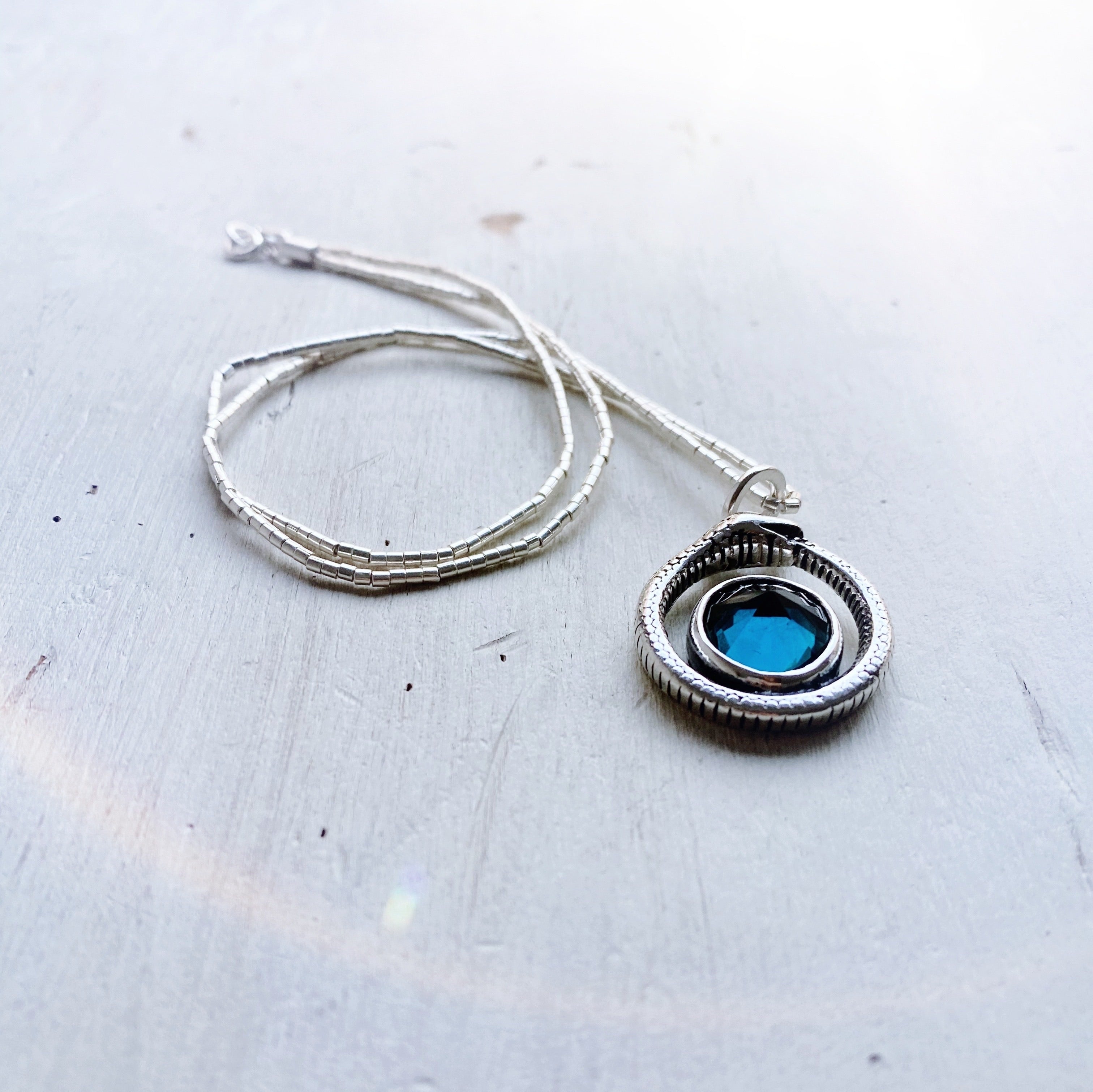 Colgante Ouroboros Topacio London Blue + Cadena Mostacillas - PRE ORDER