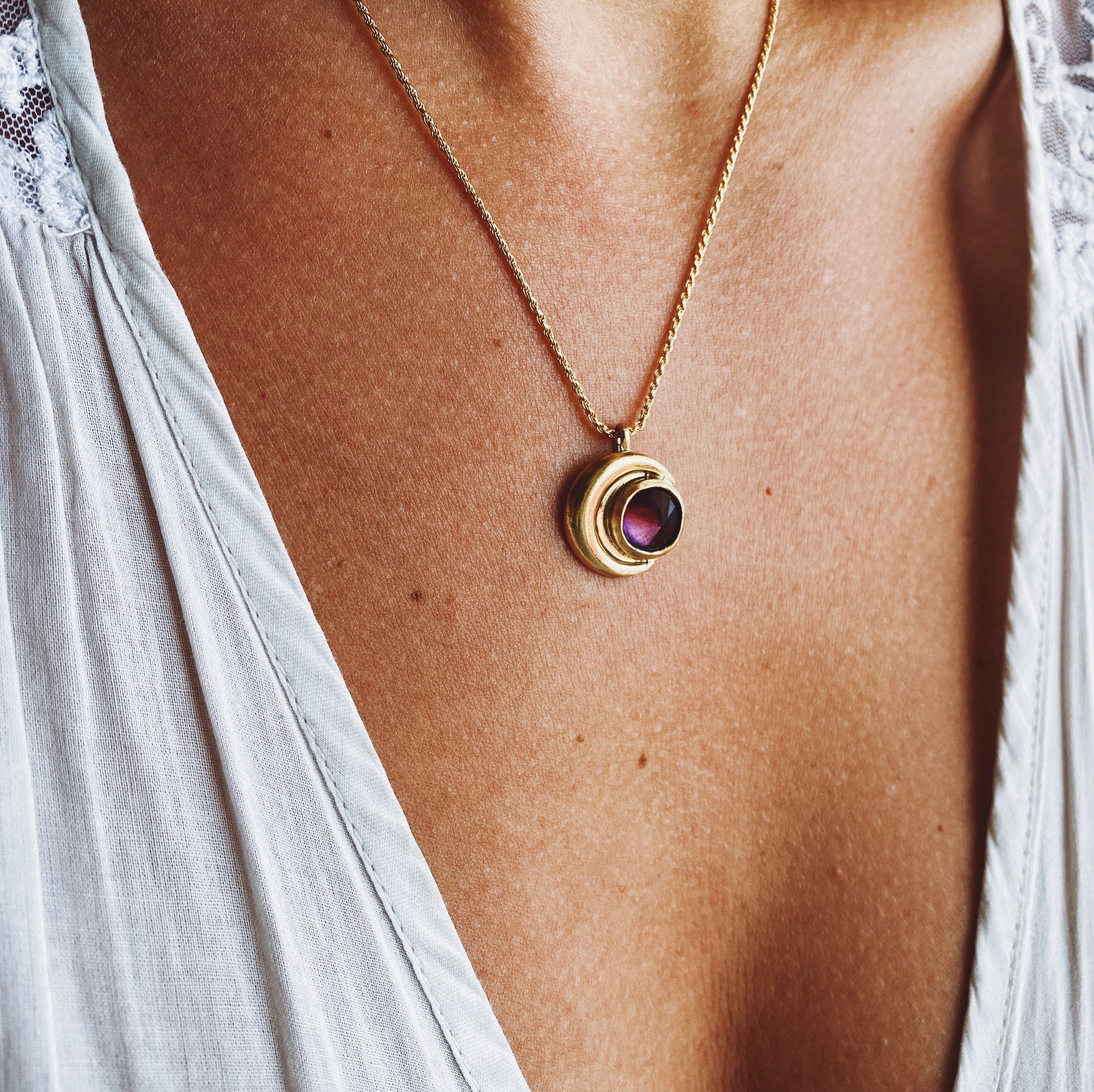 Collar Medalla Eclipse Gold Amatista