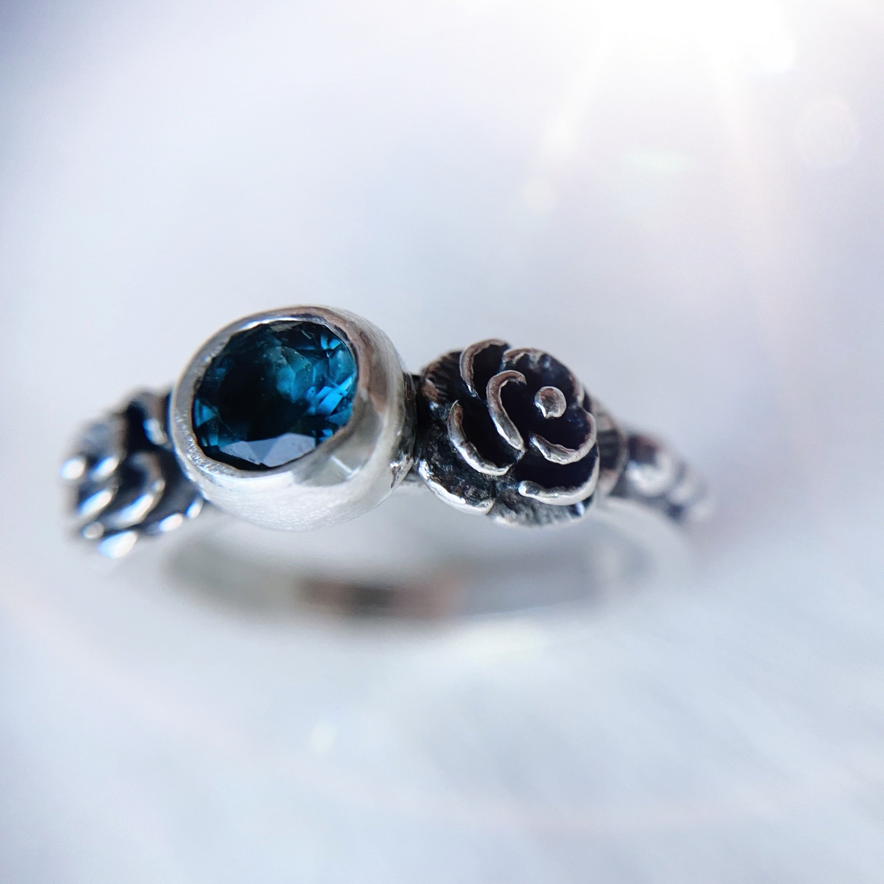 Anillo Camelia / Piedra a elección