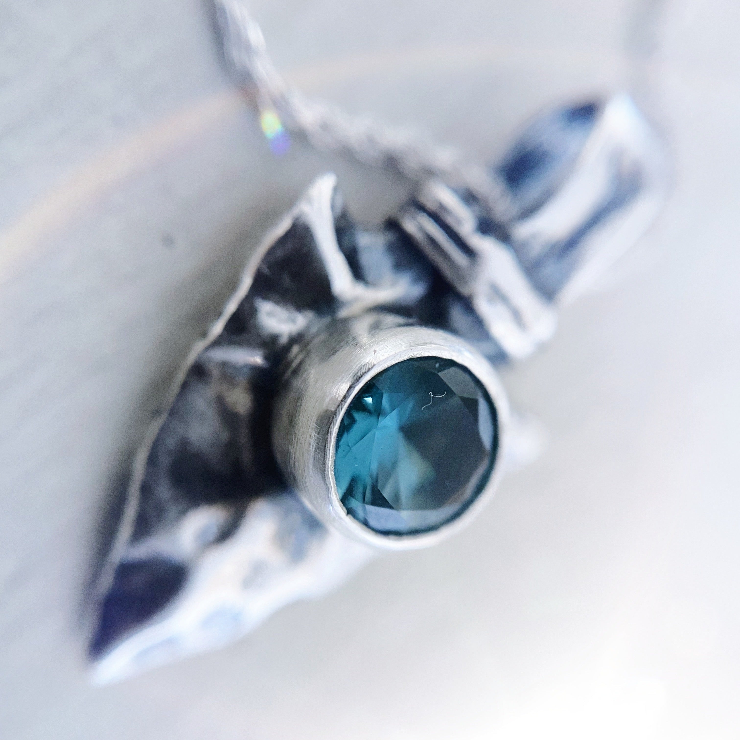 Colgante Punta de Flecha Topacio London Blue