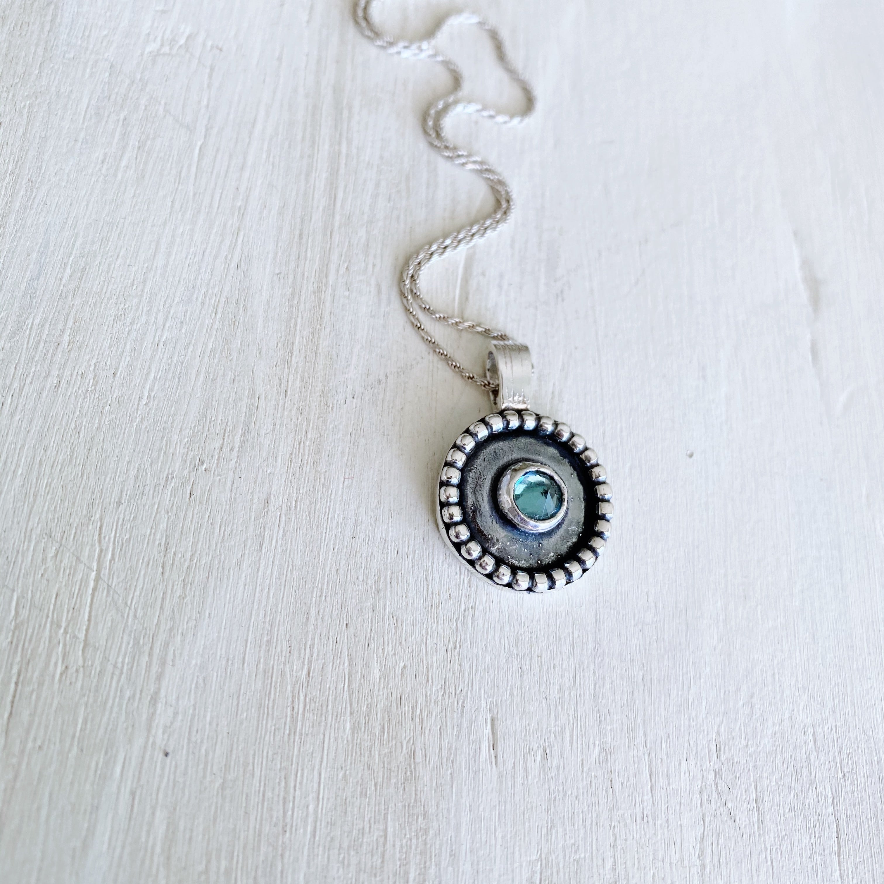Colgante Medalla Cira Topacio London Blue