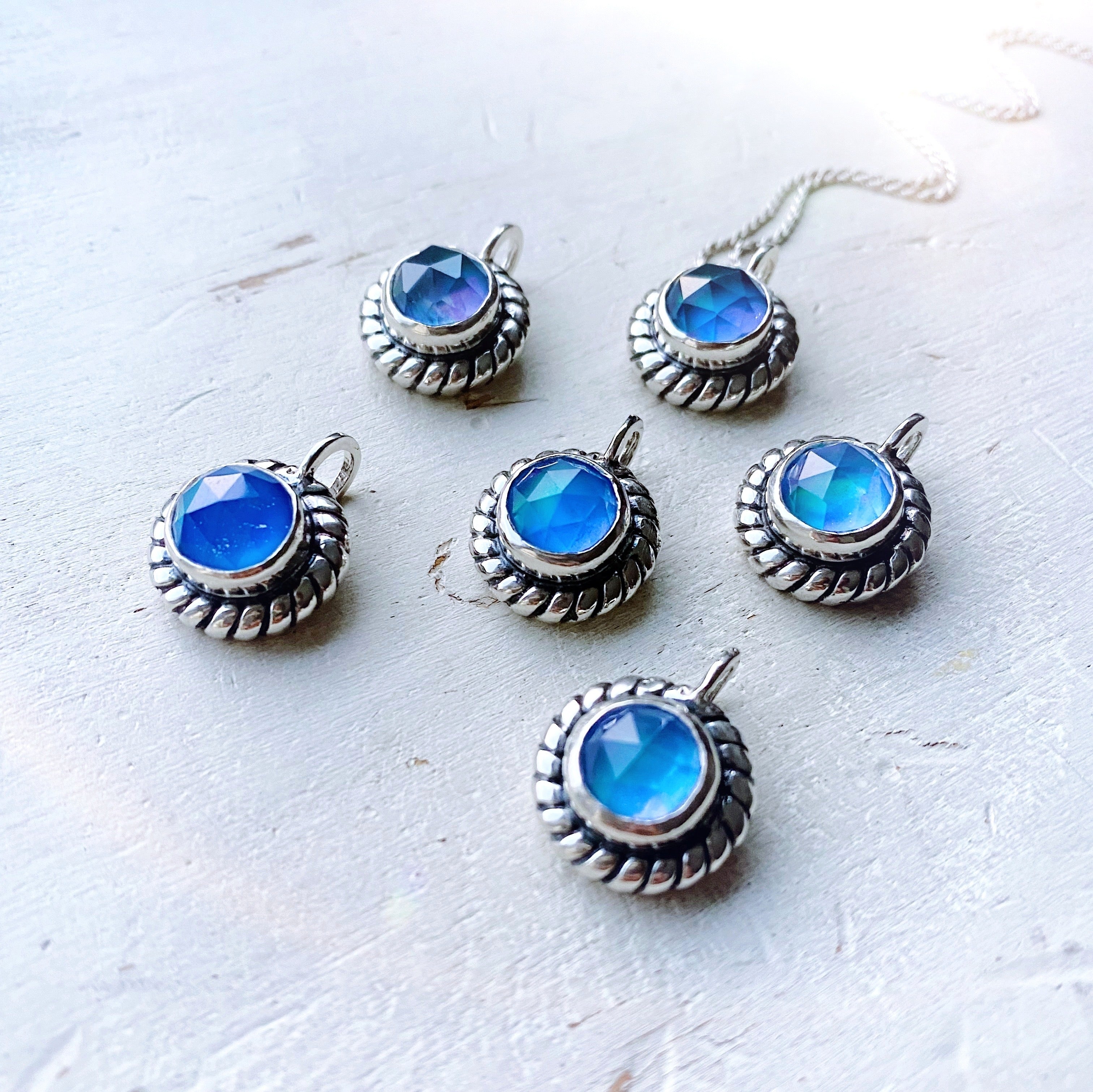 Colgante Medalla Sunny Aurora Boreal Azules
