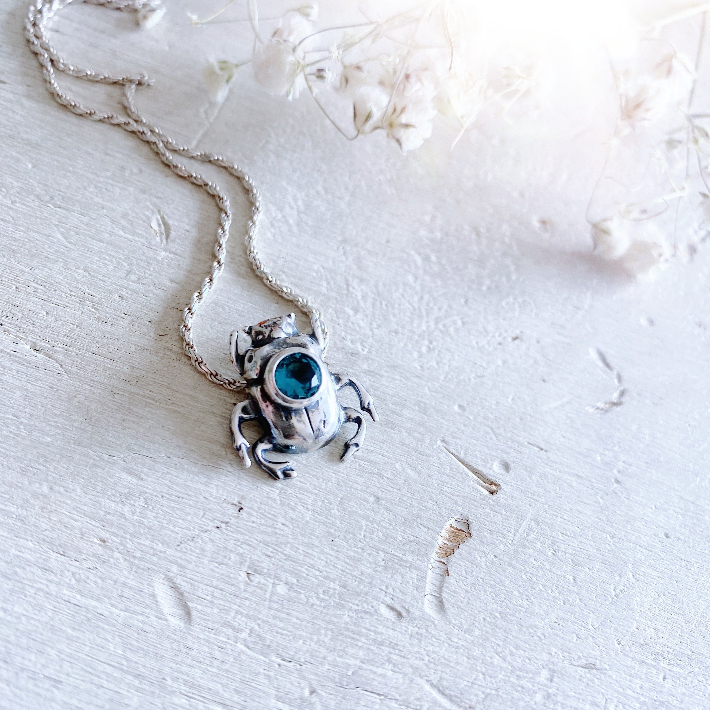Colgante Escarabajo piedra Topacio London Blue