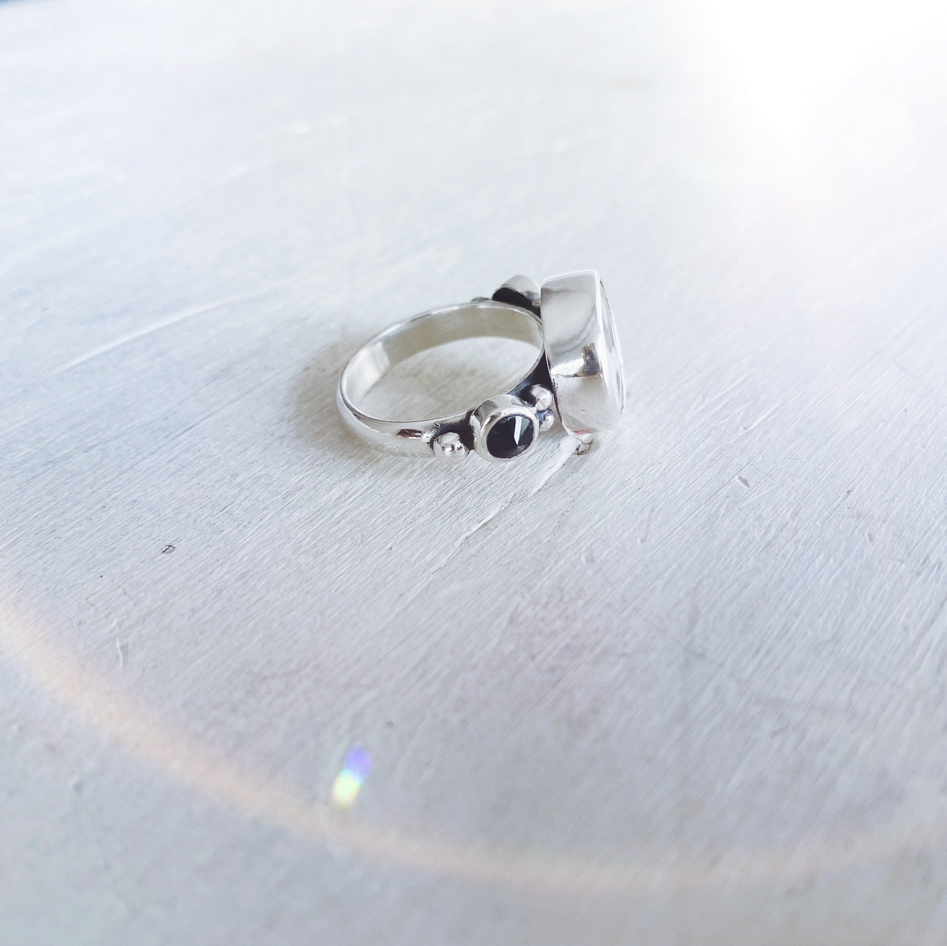 Anillo Ying Yang nacar + Onix