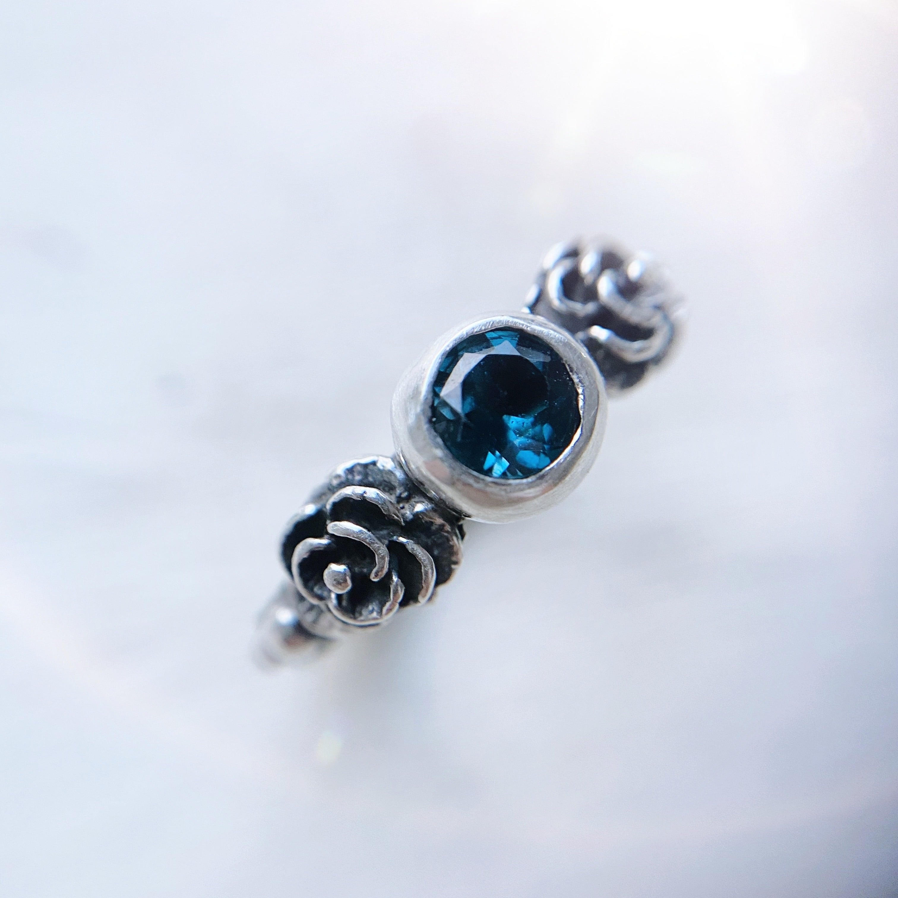Anillo Camelia / Piedra a elección