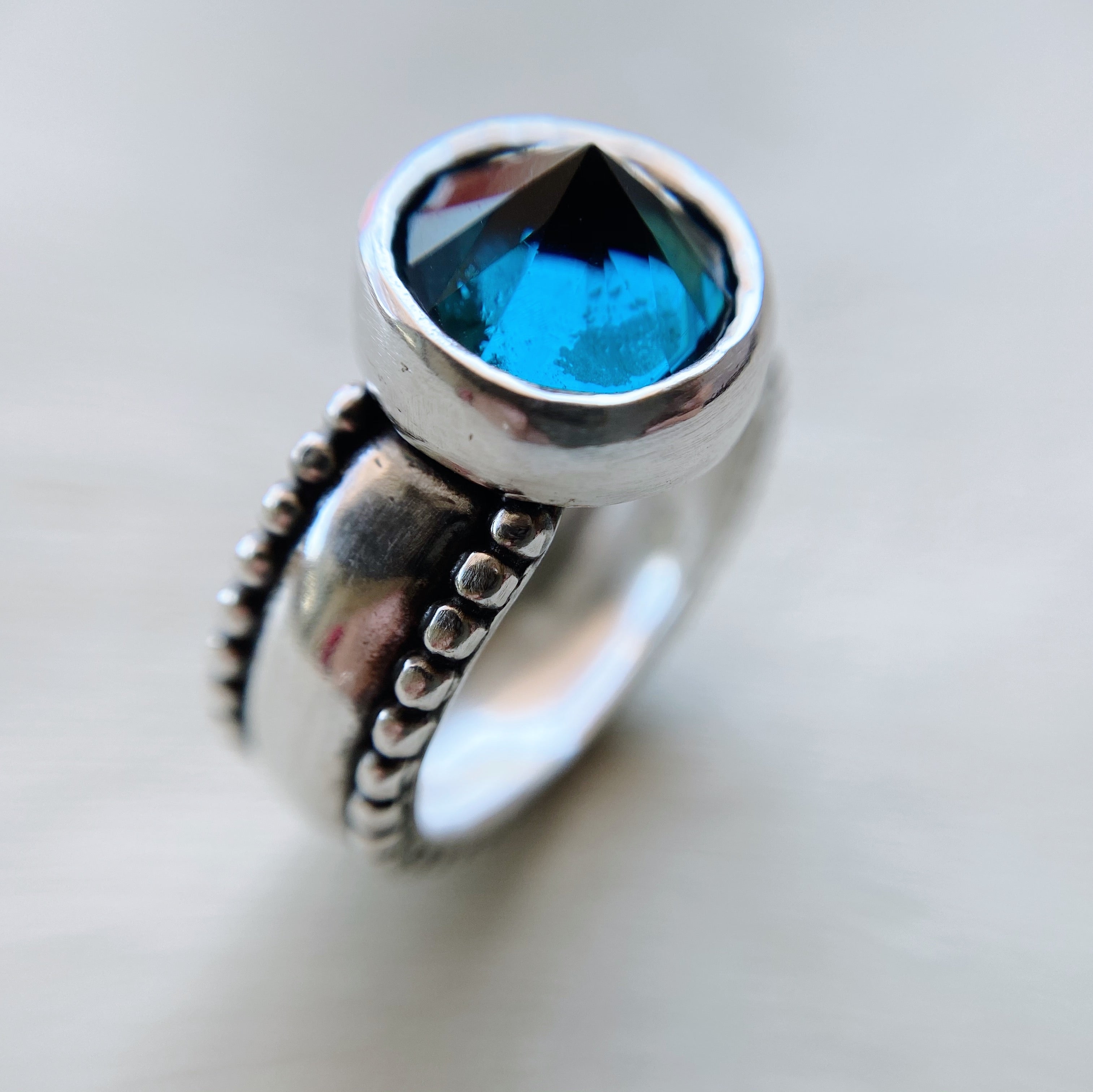 Anillo Lara Topacio London Blue Spike